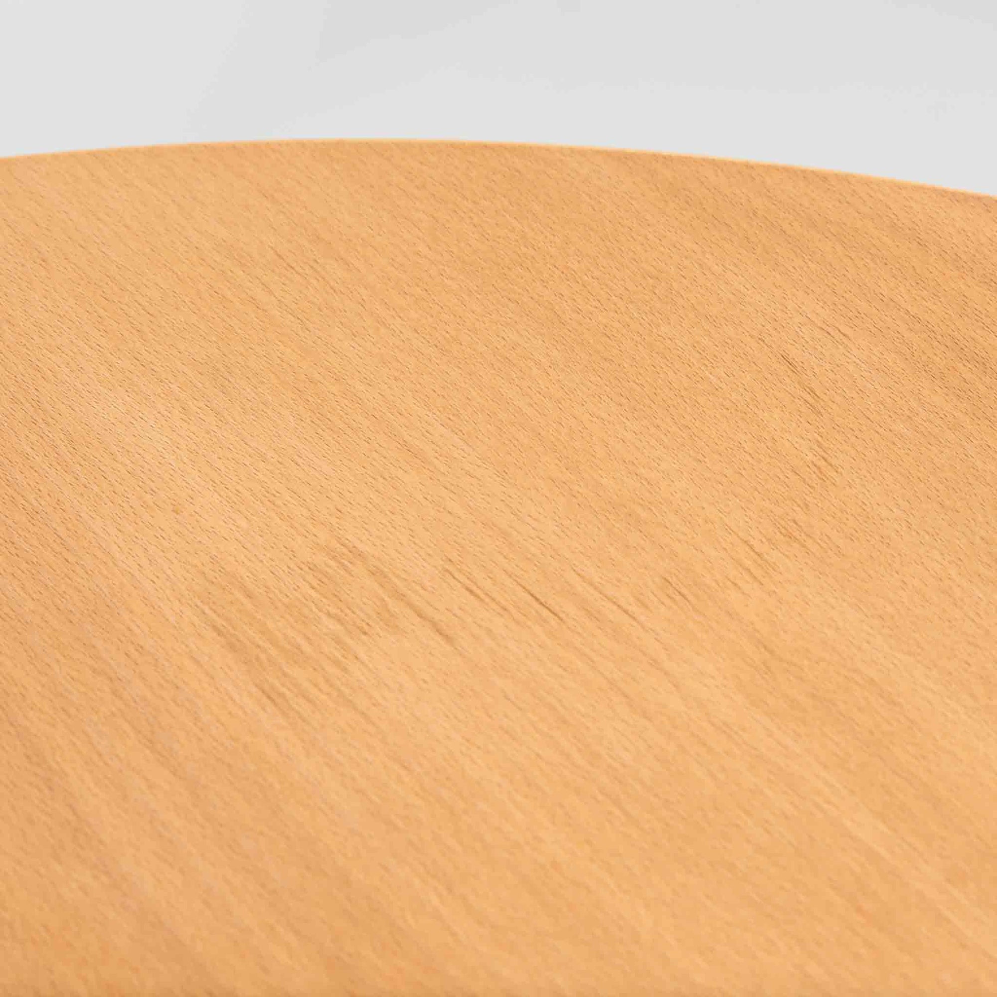 やわらかな木肌が魅力のビーチ材を使用したデンマーク製の円形ダイニングテーブル。すっきりとした天板と丸みを帯びた脚部が調和し、北欧らしい軽やかなデザインに仕上げられています。円形ならではの距離感で自然と会話が生まれ、家族の食卓や来客時にも活躍。ビンテージならではの経年変化が木の表情に深みを加え、空間に温かみと存在感をもたらします。