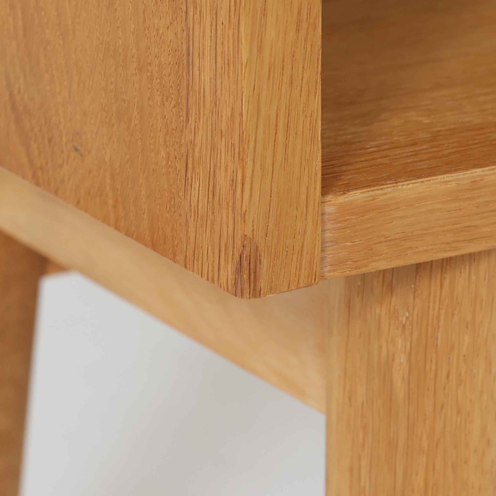 Johannes Sorthがデザインし、Bornholms Mobelfabrik社から1965年に製造されたこちらのブックシェルフは、美しい木目のオーク材と縦長のすっきりとしたフォルムが印象的な北欧ビンテージ家具で、豊富な棚板が本や雑貨の収納に優れた実用性を発揮します。裏面には「29 JUNI 1965」の刻印が残されており、当時のクラフトマンシップを感じさせる趣深い一台です。