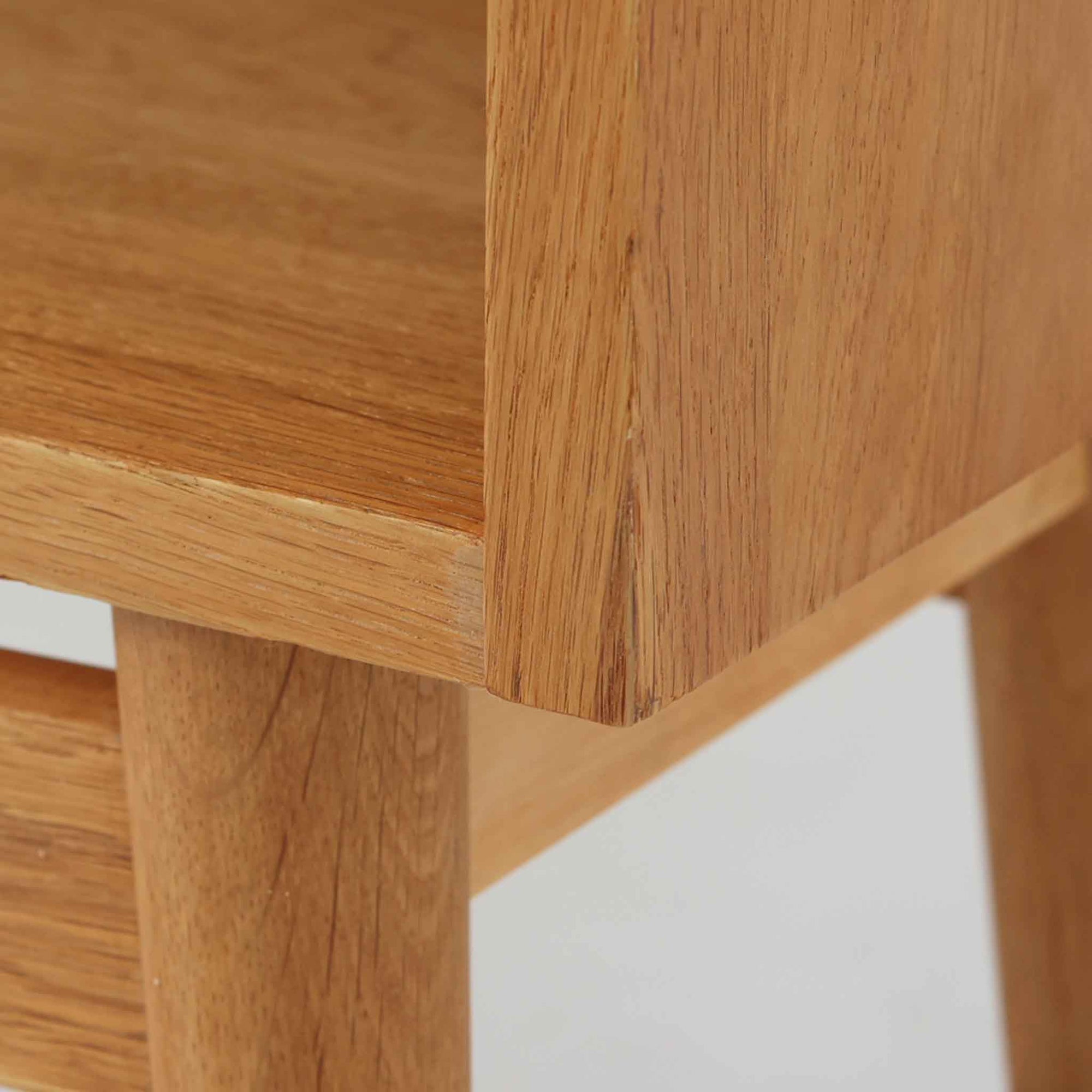 Johannes Sorthがデザインし、Bornholms Mobelfabrik社から1965年に製造されたこちらのブックシェルフは、美しい木目のオーク材と縦長のすっきりとしたフォルムが印象的な北欧ビンテージ家具で、豊富な棚板が本や雑貨の収納に優れた実用性を発揮します。裏面には「29 JUNI 1965」の刻印が残されており、当時のクラフトマンシップを感じさせる趣深い一台です。