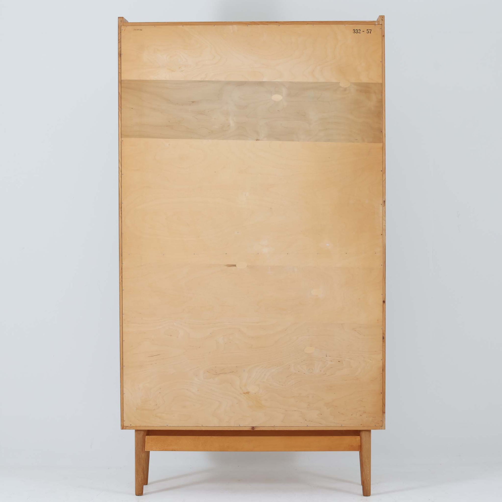 Johannes Sorthがデザインし、Bornholms Mobelfabrik社から1965年に製造されたこちらのブックシェルフは、美しい木目のオーク材と縦長のすっきりとしたフォルムが印象的な北欧ビンテージ家具で、豊富な棚板が本や雑貨の収納に優れた実用性を発揮します。裏面には「29 JUNI 1965」の刻印が残されており、当時のクラフトマンシップを感じさせる趣深い一台です。