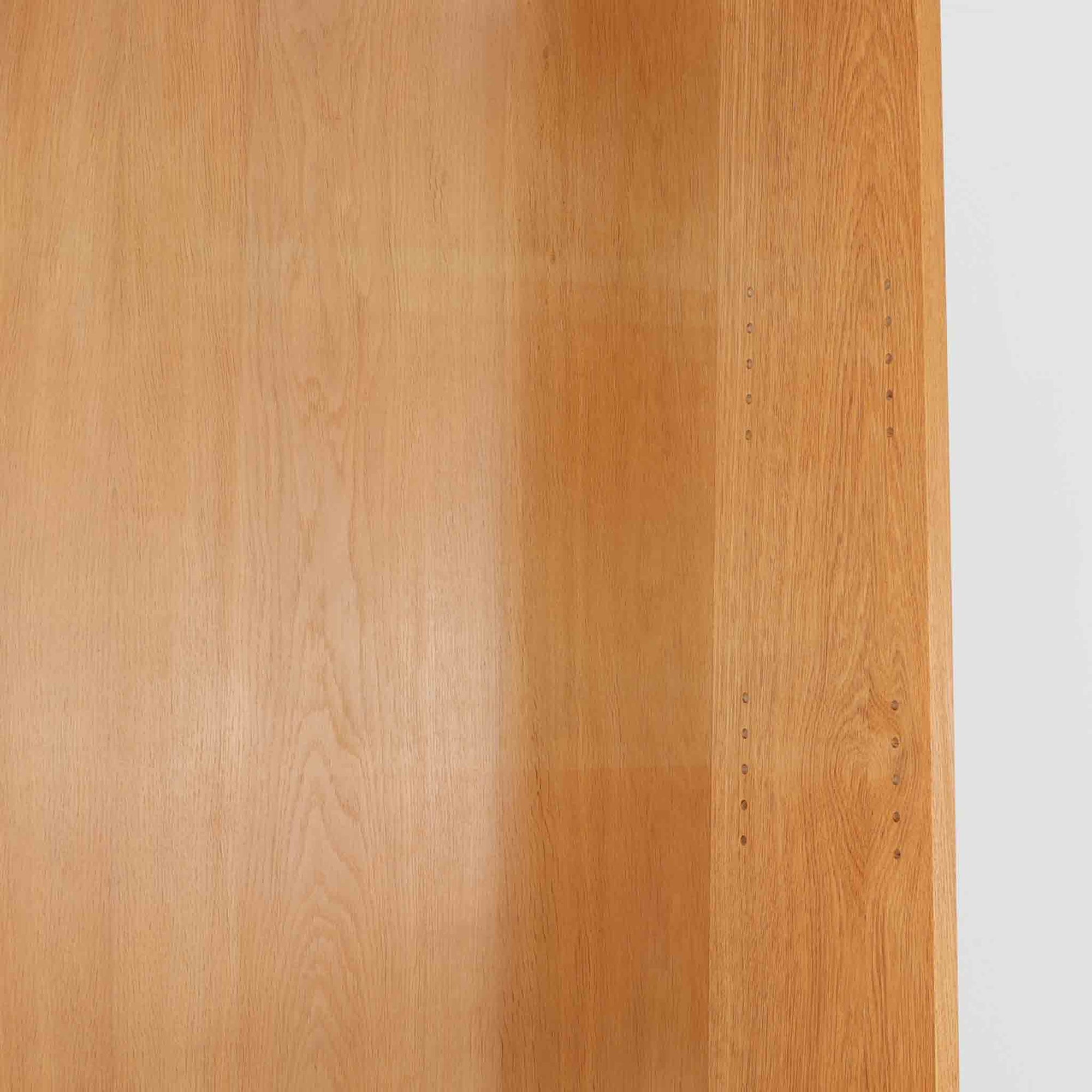 Johannes Sorthがデザインし、Bornholms Mobelfabrik社から1965年に製造されたこちらのブックシェルフは、美しい木目のオーク材と縦長のすっきりとしたフォルムが印象的な北欧ビンテージ家具で、豊富な棚板が本や雑貨の収納に優れた実用性を発揮します。裏面には「29 JUNI 1965」の刻印が残されており、当時のクラフトマンシップを感じさせる趣深い一台です。