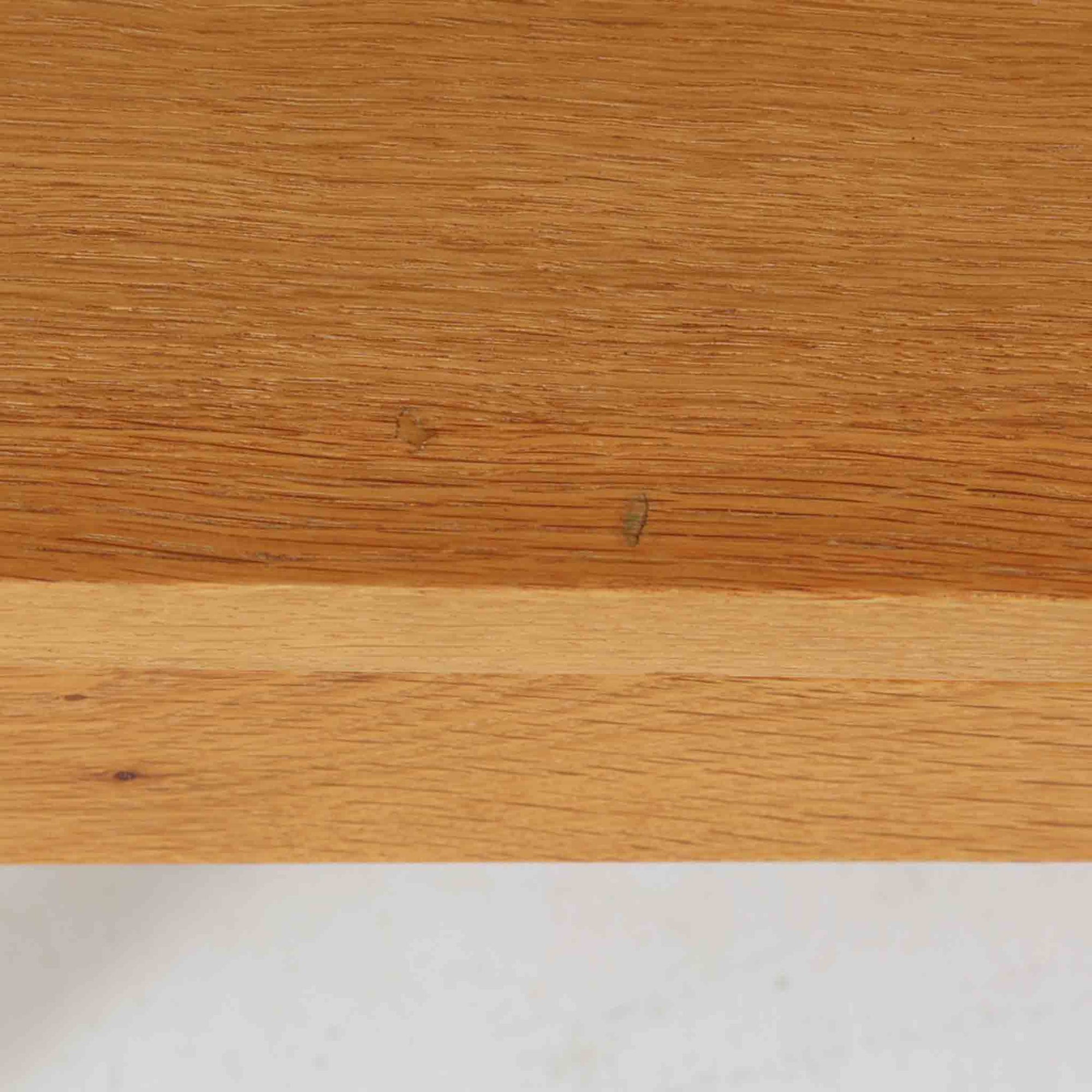 Johannes Sorthがデザインし、Bornholms Mobelfabrik社から1965年に製造されたこちらのブックシェルフは、美しい木目のオーク材と縦長のすっきりとしたフォルムが印象的な北欧ビンテージ家具で、豊富な棚板が本や雑貨の収納に優れた実用性を発揮します。裏面には「29 JUNI 1965」の刻印が残されており、当時のクラフトマンシップを感じさせる趣深い一台です。