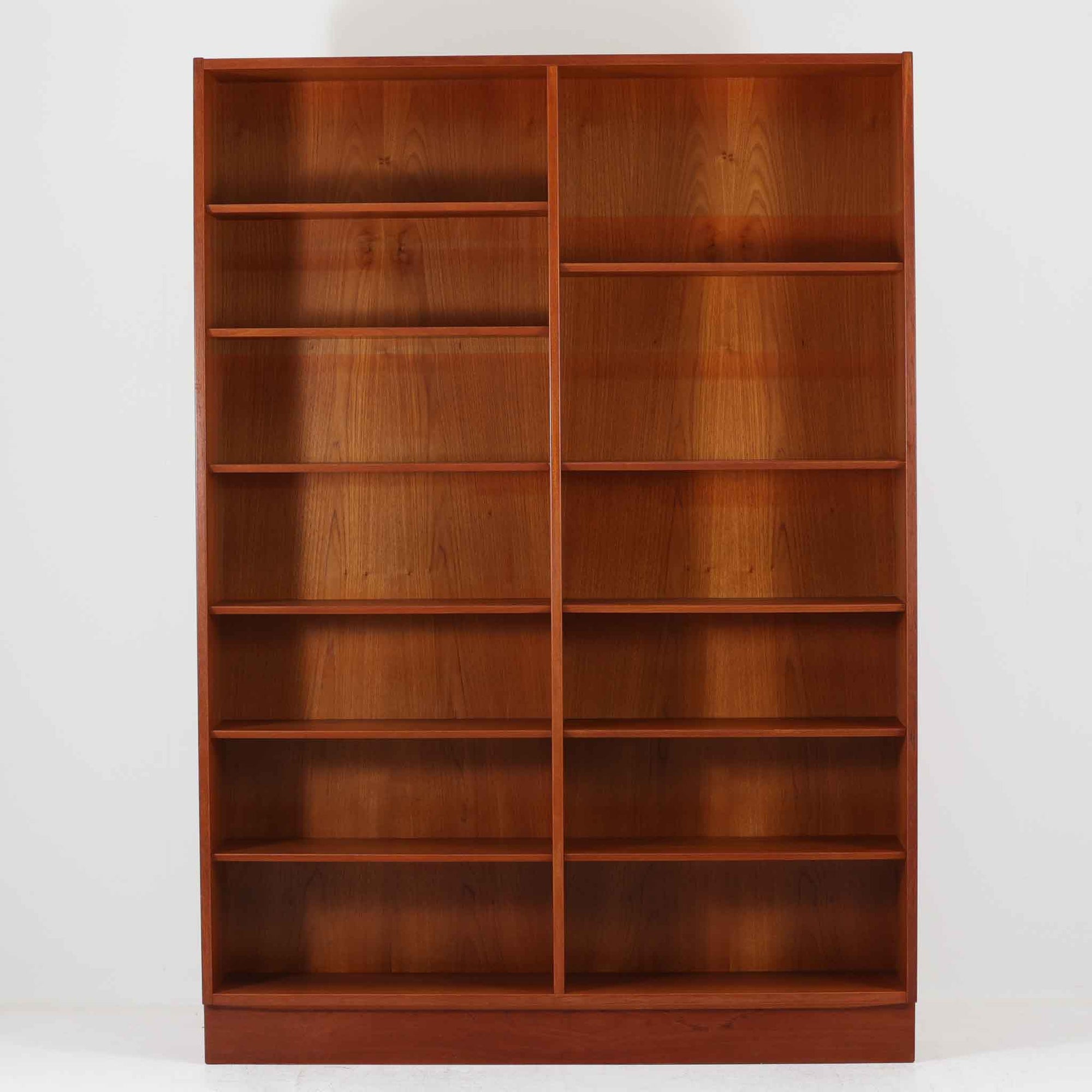 Poul Hundevadがデザインし、Hundevad & Co社によって製造されたこちらの大型ブックシェルフは、幅139cmの堂々としたサイズと美しいチーク材の木目が印象的な北欧ビンテージ家具です。12段の棚構成により書籍やコレクションの収納に優れ、棚板は取り外し可能で用途に応じた柔軟なレイアウトが可能です。背面にはDanish ControlとHundevadの刻印が残されており、デザイン性と品質の高さを物語る一台です。シンプルながらも洗練された佇まいは、リビングや書斎の主役としても存在感を放ちます。