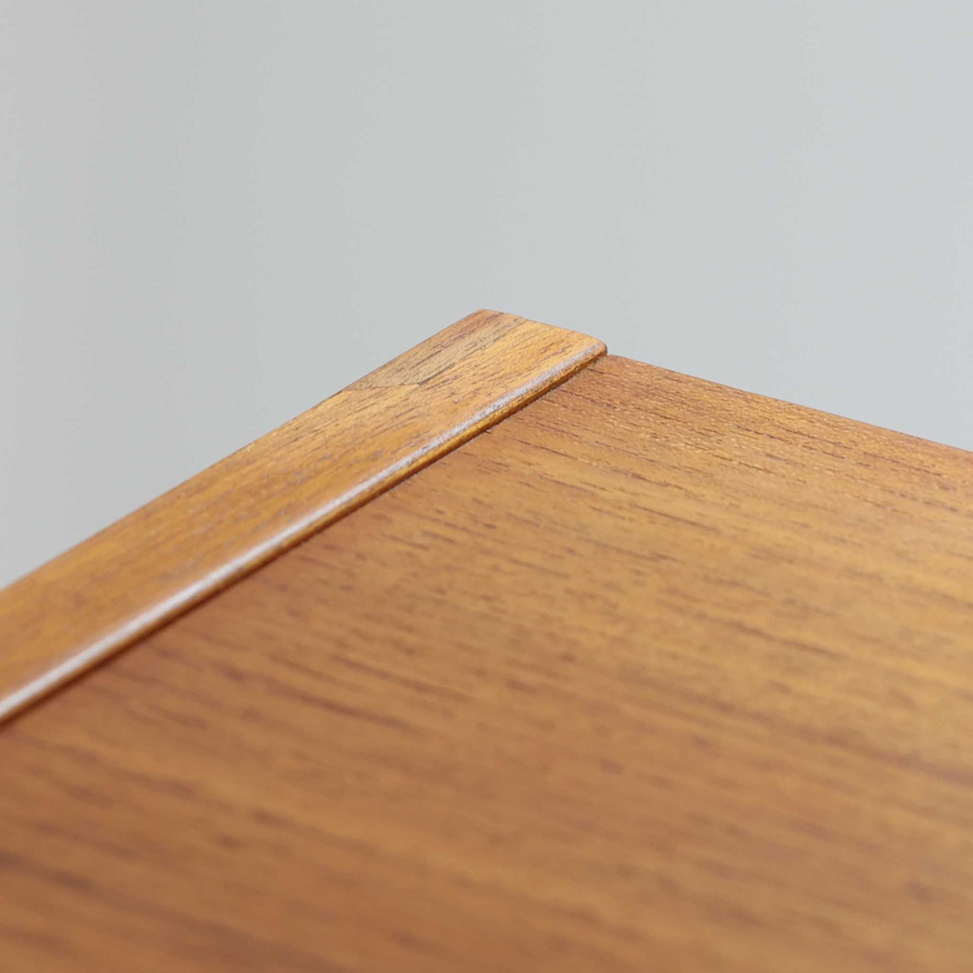 Poul Hundevadがデザインし、Hundevad &amp; Co社によって製造されたこちらの大型ブックシェルフは、幅139cmの堂々としたサイズと美しいチーク材の木目が印象的な北欧ビンテージ家具です。12段の棚構成により書籍やコレクションの収納に優れ、棚板は取り外し可能で用途に応じた柔軟なレイアウトが可能です。背面にはDanish ControlとHundevadの刻印が残されており、デザイン性と品質の高さを物語る一台です。シンプルながらも洗練された佇まいは、リビングや書斎の主役としても存在感を放ちます。