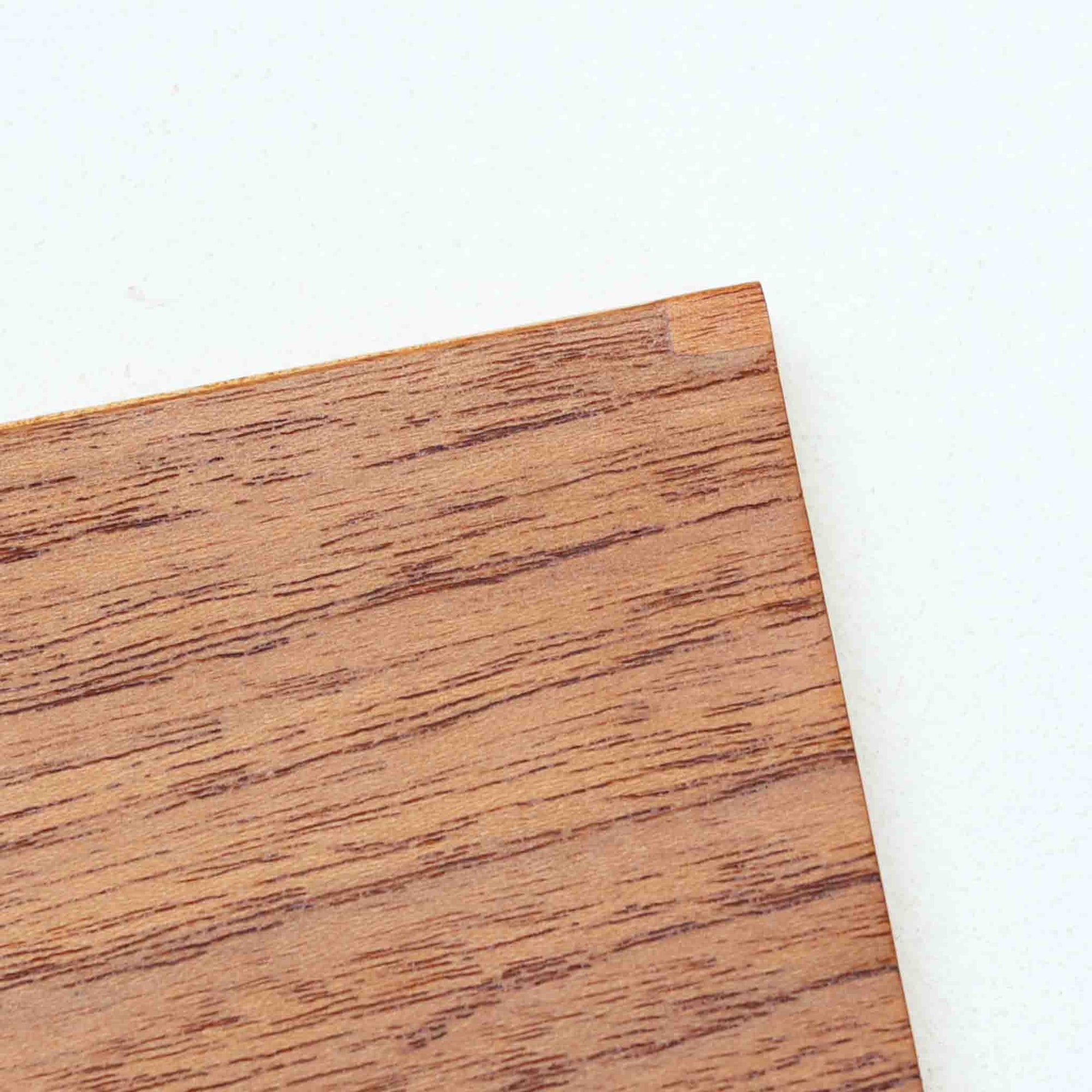 Poul Hundevadがデザインし、Hundevad &amp; Co社によって製造されたこちらの大型ブックシェルフは、幅139cmの堂々としたサイズと美しいチーク材の木目が印象的な北欧ビンテージ家具です。12段の棚構成により書籍やコレクションの収納に優れ、棚板は取り外し可能で用途に応じた柔軟なレイアウトが可能です。背面にはDanish ControlとHundevadの刻印が残されており、デザイン性と品質の高さを物語る一台です。シンプルながらも洗練された佇まいは、リビングや書斎の主役としても存在感を放ちます。