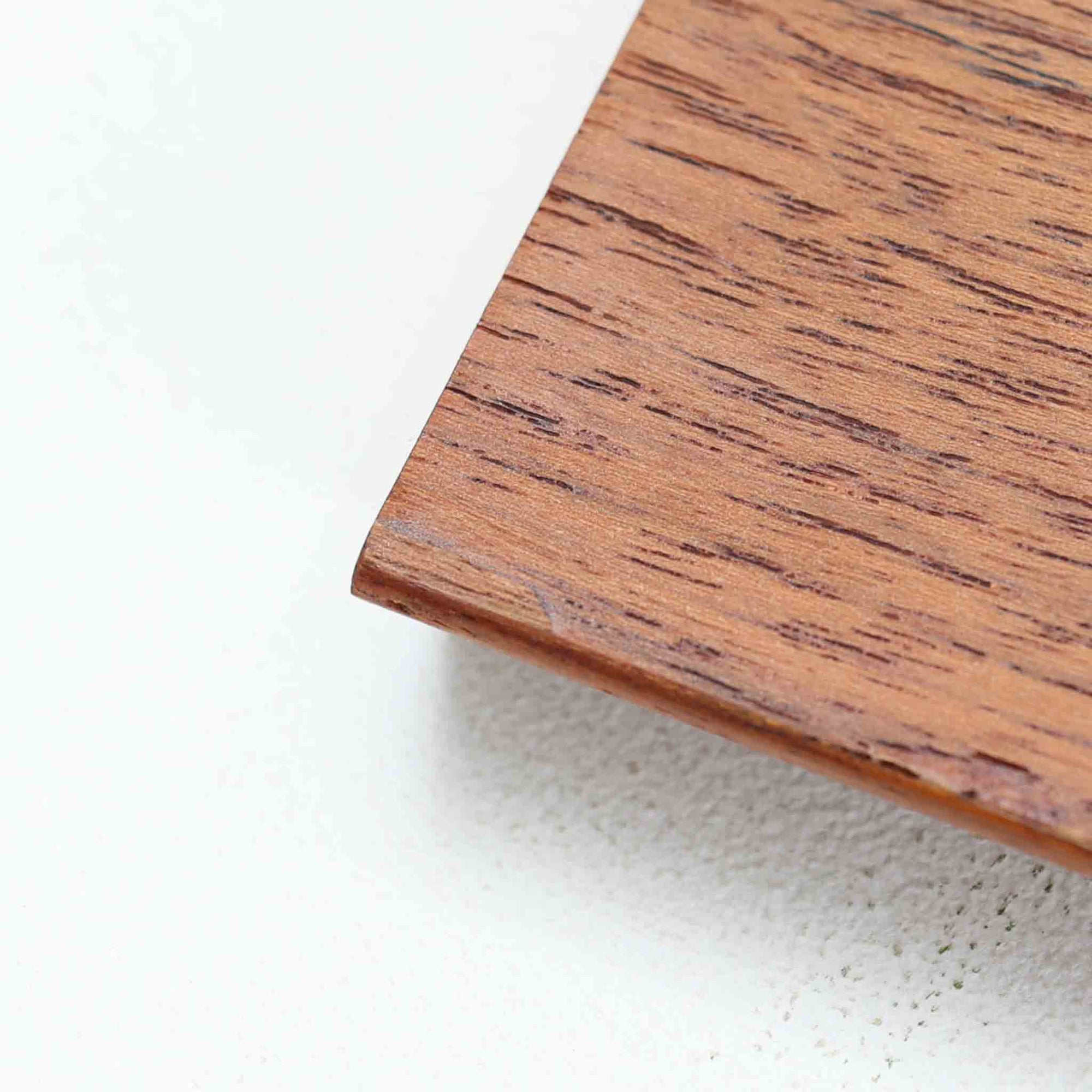 Poul Hundevadがデザインし、Hundevad &amp; Co社によって製造されたこちらの大型ブックシェルフは、幅139cmの堂々としたサイズと美しいチーク材の木目が印象的な北欧ビンテージ家具です。12段の棚構成により書籍やコレクションの収納に優れ、棚板は取り外し可能で用途に応じた柔軟なレイアウトが可能です。背面にはDanish ControlとHundevadの刻印が残されており、デザイン性と品質の高さを物語る一台です。シンプルながらも洗練された佇まいは、リビングや書斎の主役としても存在感を放ちます。