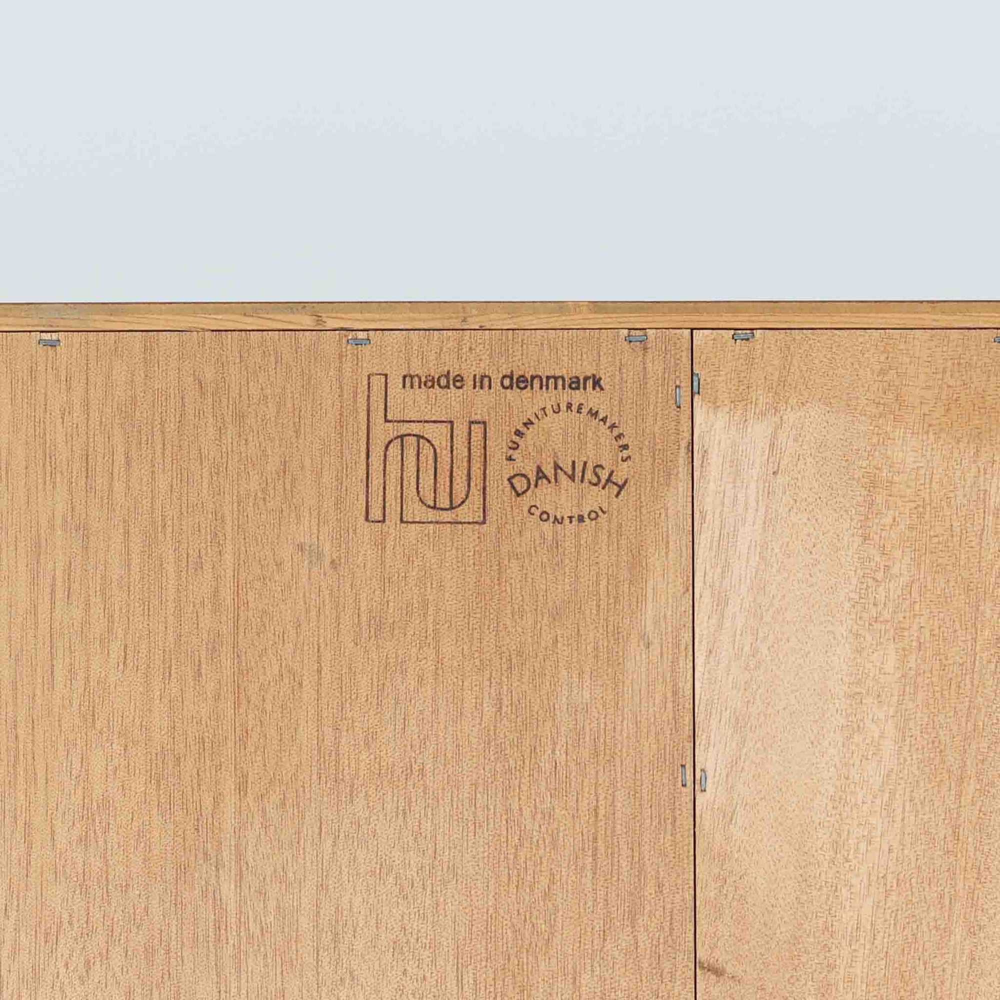 Poul Hundevadがデザインし、Hundevad &amp; Co社によって製造されたこちらの大型ブックシェルフは、幅139cmの堂々としたサイズと美しいチーク材の木目が印象的な北欧ビンテージ家具です。12段の棚構成により書籍やコレクションの収納に優れ、棚板は取り外し可能で用途に応じた柔軟なレイアウトが可能です。背面にはDanish ControlとHundevadの刻印が残されており、デザイン性と品質の高さを物語る一台です。シンプルながらも洗練された佇まいは、リビングや書斎の主役としても存在感を放ちます。