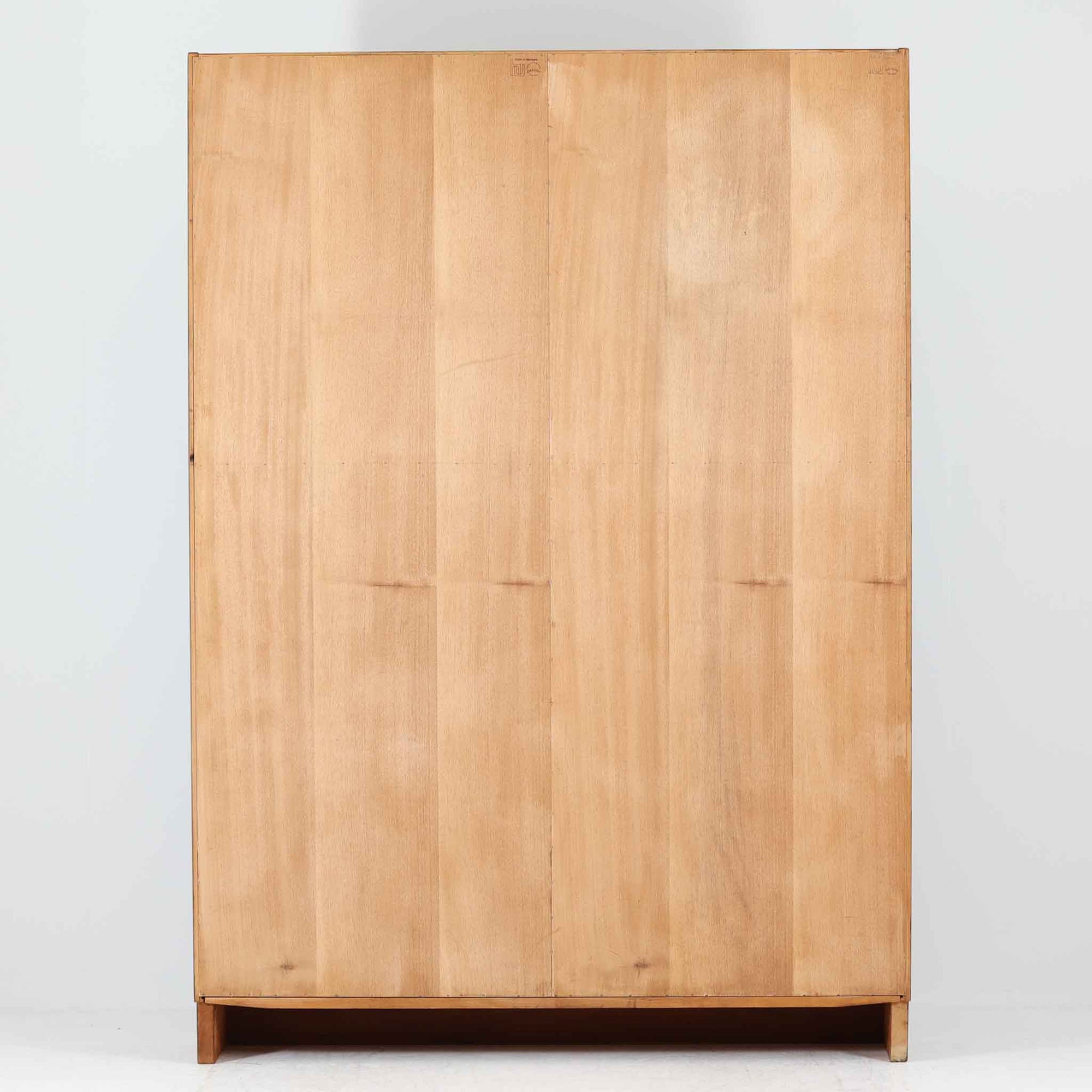 Poul Hundevadがデザインし、Hundevad &amp; Co社によって製造されたこちらの大型ブックシェルフは、幅139cmの堂々としたサイズと美しいチーク材の木目が印象的な北欧ビンテージ家具です。12段の棚構成により書籍やコレクションの収納に優れ、棚板は取り外し可能で用途に応じた柔軟なレイアウトが可能です。背面にはDanish ControlとHundevadの刻印が残されており、デザイン性と品質の高さを物語る一台です。シンプルながらも洗練された佇まいは、リビングや書斎の主役としても存在感を放ちます。