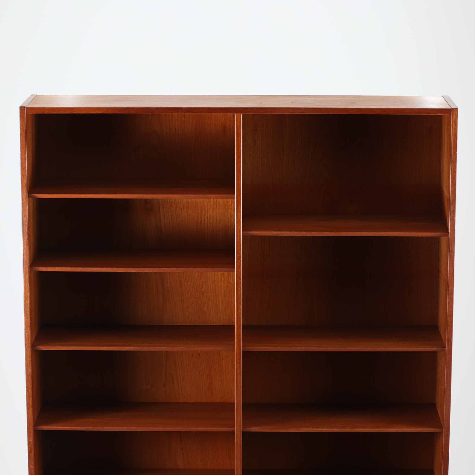 Poul Hundevadがデザインし、Hundevad &amp; Co社によって製造されたこちらの大型ブックシェルフは、幅139cmの堂々としたサイズと美しいチーク材の木目が印象的な北欧ビンテージ家具です。12段の棚構成により書籍やコレクションの収納に優れ、棚板は取り外し可能で用途に応じた柔軟なレイアウトが可能です。背面にはDanish ControlとHundevadの刻印が残されており、デザイン性と品質の高さを物語る一台です。シンプルながらも洗練された佇まいは、リビングや書斎の主役としても存在感を放ちます。