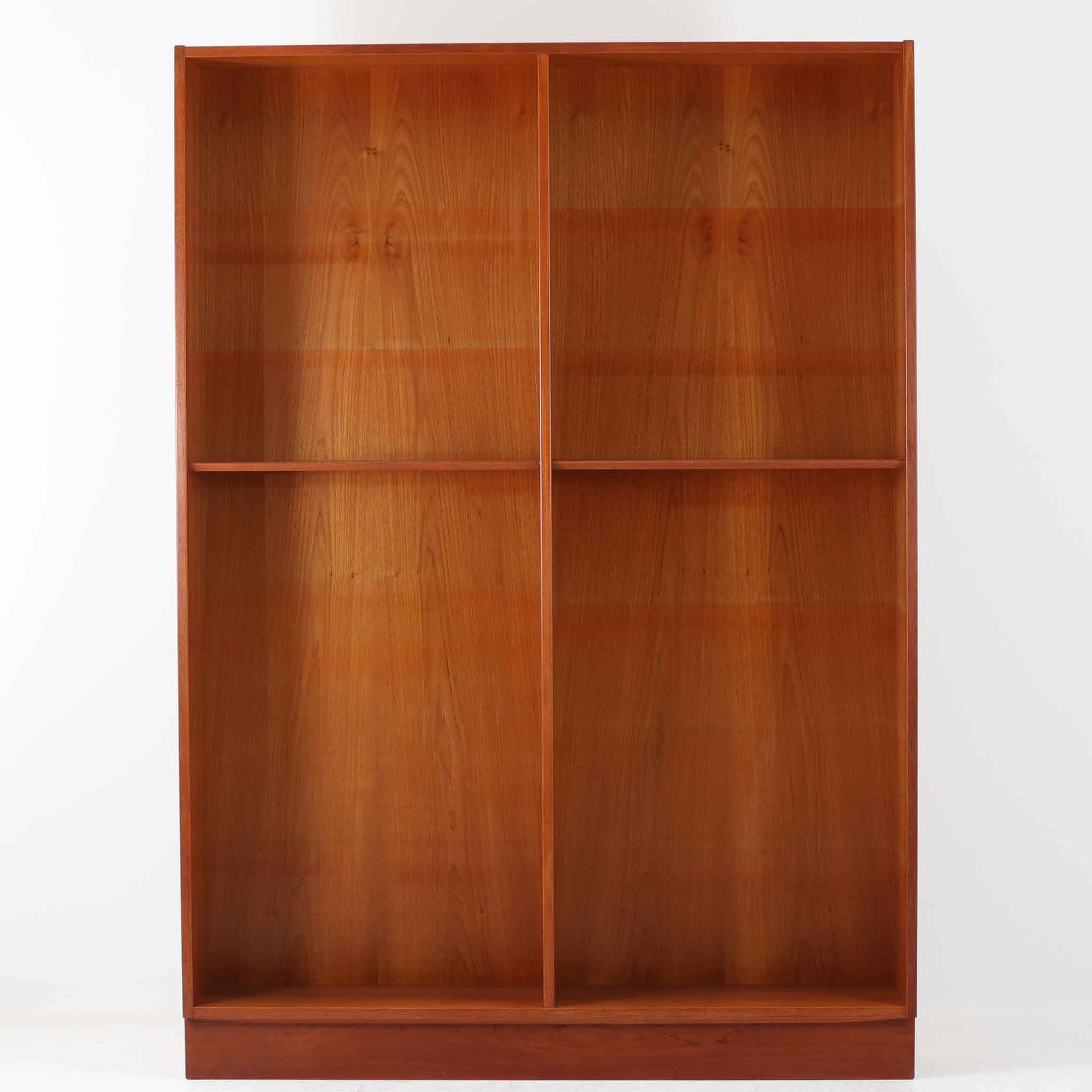 Poul Hundevadがデザインし、Hundevad &amp; Co社によって製造されたこちらの大型ブックシェルフは、幅139cmの堂々としたサイズと美しいチーク材の木目が印象的な北欧ビンテージ家具です。12段の棚構成により書籍やコレクションの収納に優れ、棚板は取り外し可能で用途に応じた柔軟なレイアウトが可能です。背面にはDanish ControlとHundevadの刻印が残されており、デザイン性と品質の高さを物語る一台です。シンプルながらも洗練された佇まいは、リビングや書斎の主役としても存在感を放ちます。