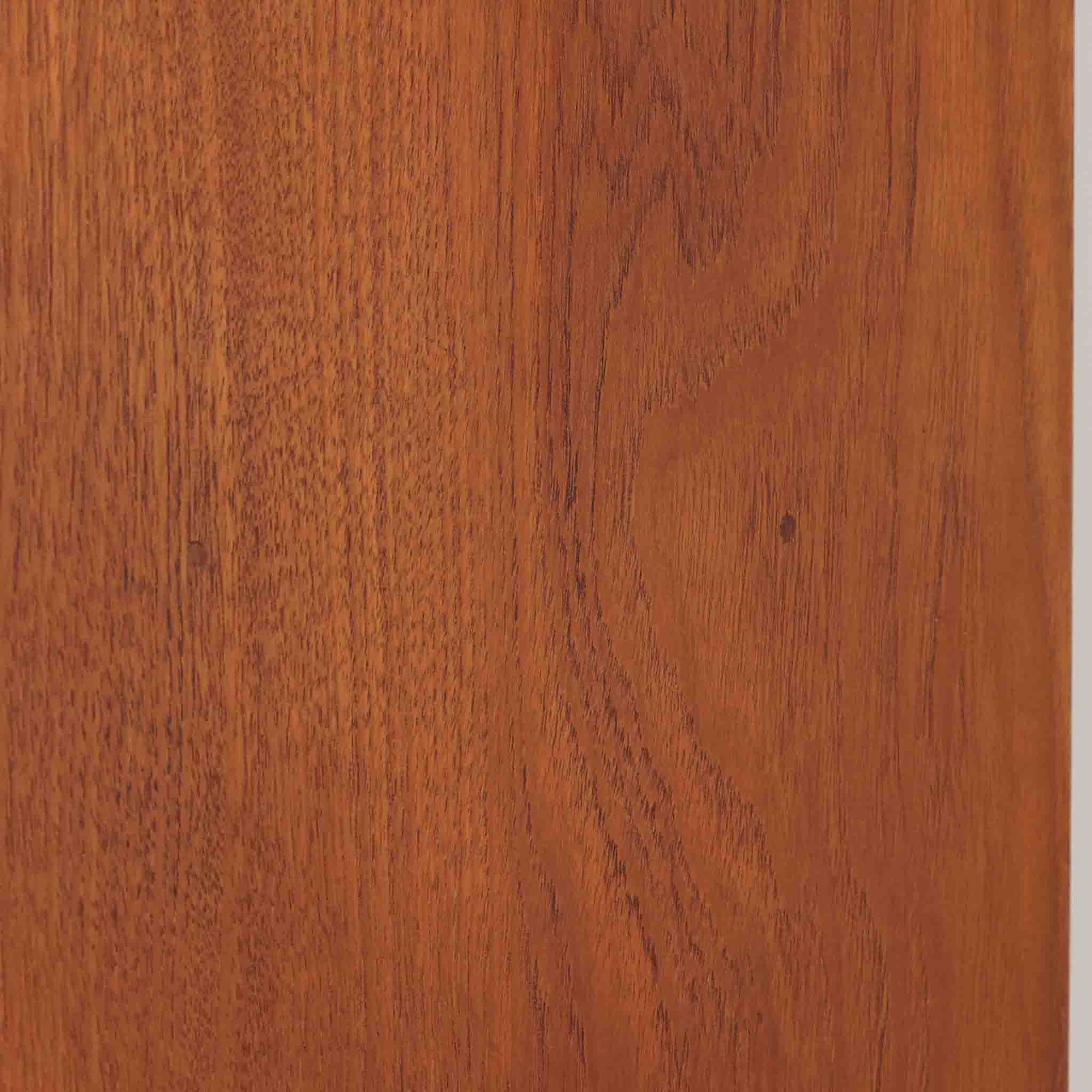 Poul Hundevadがデザインし、Hundevad &amp; Co社によって製造されたこちらの大型ブックシェルフは、幅139cmの堂々としたサイズと美しいチーク材の木目が印象的な北欧ビンテージ家具です。12段の棚構成により書籍やコレクションの収納に優れ、棚板は取り外し可能で用途に応じた柔軟なレイアウトが可能です。背面にはDanish ControlとHundevadの刻印が残されており、デザイン性と品質の高さを物語る一台です。シンプルながらも洗練された佇まいは、リビングや書斎の主役としても存在感を放ちます。