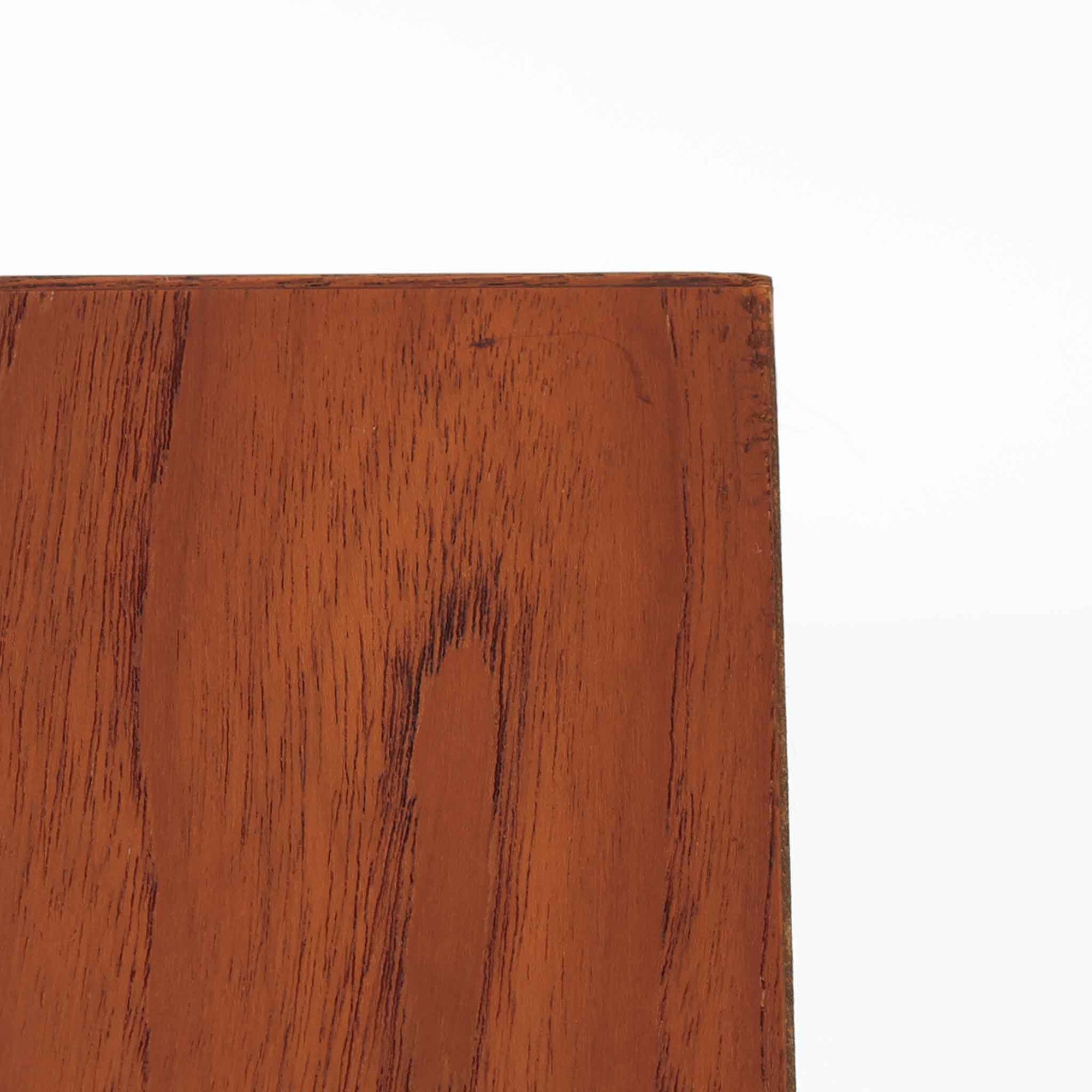 Poul Hundevadがデザインし、Hundevad &amp; Co社によって製造されたこちらの大型ブックシェルフは、幅139cmの堂々としたサイズと美しいチーク材の木目が印象的な北欧ビンテージ家具です。12段の棚構成により書籍やコレクションの収納に優れ、棚板は取り外し可能で用途に応じた柔軟なレイアウトが可能です。背面にはDanish ControlとHundevadの刻印が残されており、デザイン性と品質の高さを物語る一台です。シンプルながらも洗練された佇まいは、リビングや書斎の主役としても存在感を放ちます。