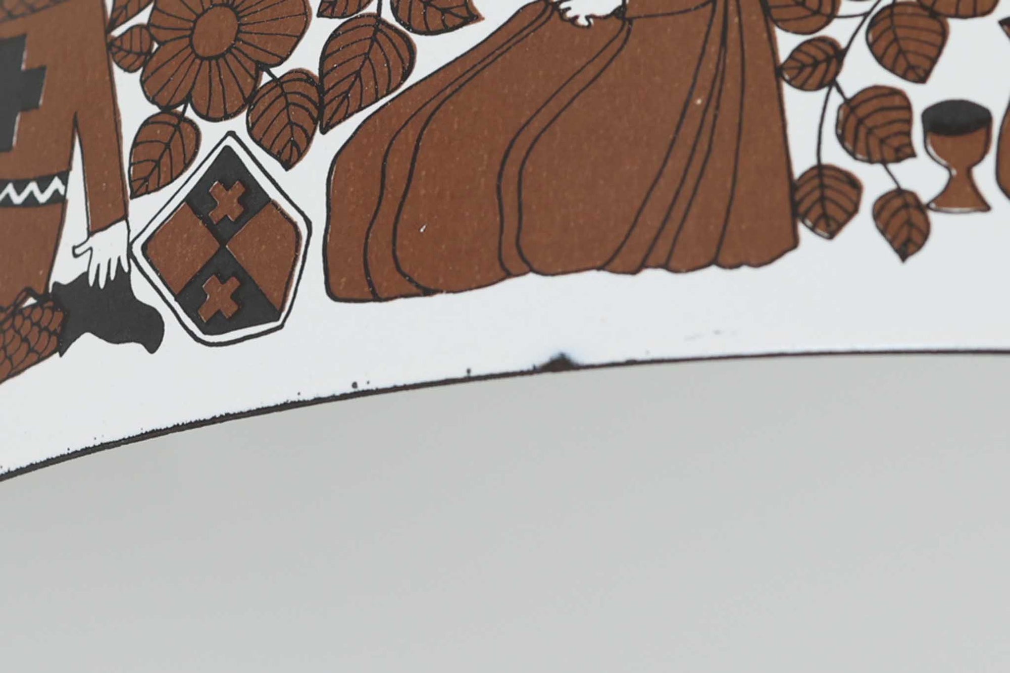 フィンランドの名窯ARABIA（アラビア）社によるRITARI（リタリ）シリーズのビンテージランプシェードです。柔らかなカーブを描くドーム型のフォルムは、フィンランドモダンを代表するデザイナーKaj Franck（カイ・フランク）によるもので、花と人物が描かれた印象的な装飾はRaija Uosikkinen（ライヤ・ウオシッキネン）によってデザインされました。RITARIはフィンランド語で「騎士」を意味し、中世の衣装をまとった人物たちが、ブラウンを基調とした花々とともにシェードをぐるりと囲むユニークでノスタルジックなデザインが特徴です。素材はホーロー（琺瑯）製で、しっかりとした重量感と経年による独特の風合いも楽しめるアイテム。点灯時にはやわらかな光を下方向に届け、空間に温もりを添えてくれます。北欧らしいストーリー性とデザイン性を併せ持った、希少なビンテージ照明をお探しの方におすすめです。