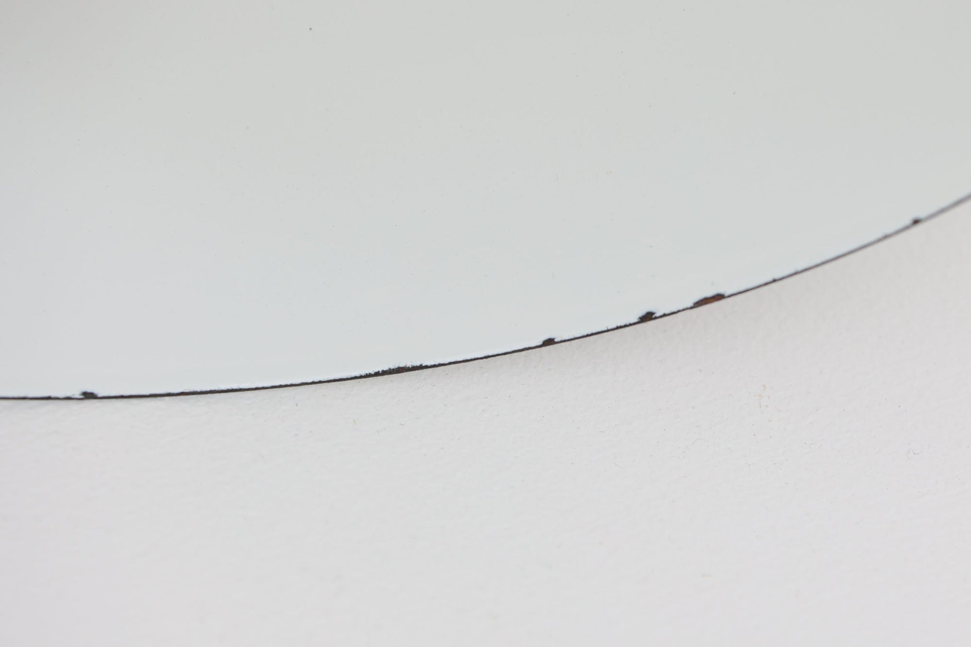 フィンランドの名窯ARABIA（アラビア）社によるRITARI（リタリ）シリーズのビンテージランプシェードです。柔らかなカーブを描くドーム型のフォルムは、フィンランドモダンを代表するデザイナーKaj Franck（カイ・フランク）によるもので、花と人物が描かれた印象的な装飾はRaija Uosikkinen（ライヤ・ウオシッキネン）によってデザインされました。RITARIはフィンランド語で「騎士」を意味し、中世の衣装をまとった人物たちが、ブラウンを基調とした花々とともにシェードをぐるりと囲むユニークでノスタルジックなデザインが特徴です。素材はホーロー（琺瑯）製で、しっかりとした重量感と経年による独特の風合いも楽しめるアイテム。点灯時にはやわらかな光を下方向に届け、空間に温もりを添えてくれます。北欧らしいストーリー性とデザイン性を併せ持った、希少なビンテージ照明をお探しの方におすすめです。