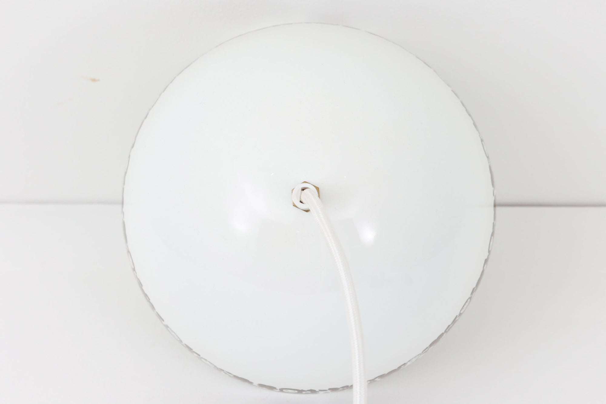 フィンランドの名窯ARABIA（アラビア）社によるRITARI（リタリ）シリーズのビンテージランプシェードです。柔らかなカーブを描くドーム型のフォルムは、フィンランドモダンを代表するデザイナーKaj Franck（カイ・フランク）によるもので、花と人物が描かれた印象的な装飾はRaija Uosikkinen（ライヤ・ウオシッキネン）によってデザインされました。RITARIはフィンランド語で「騎士」を意味し、中世の衣装をまとった人物たちが、ブラウンを基調とした花々とともにシェードをぐるりと囲むユニークでノスタルジックなデザインが特徴です。素材はホーロー（琺瑯）製で、しっかりとした重量感と経年による独特の風合いも楽しめるアイテム。点灯時にはやわらかな光を下方向に届け、空間に温もりを添えてくれます。北欧らしいストーリー性とデザイン性を併せ持った、希少なビンテージ照明をお探しの方におすすめです。