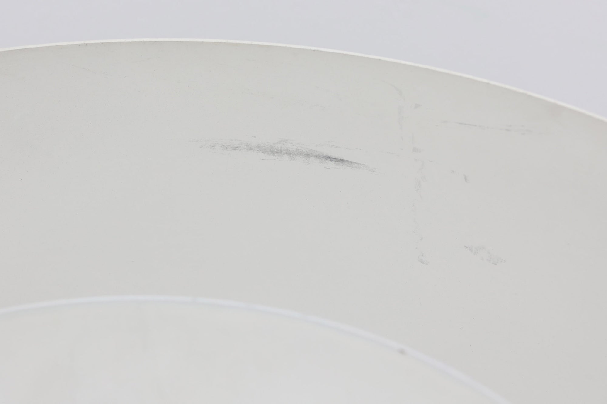 アルネ・ヤコブセンによってデザインされ、Louis Poulsen（ルイスポールセン）より製造されたAJロイヤル ペンダントライト。こちらは希少なグラファイトグレーカラーで、落ち着いたトーンが空間にシックな雰囲気を演出します。直径50cmの大型サイズで、光源を遮る構造と放射状に配置されたルーバーにより、眩しさを抑えた柔らかい光が空間全体を包み込みます。点灯時には上部のスリットから漏れる光も美しく、デザイン性と機能性を兼ね備えた一品です。外観には小傷や使用感がありますが、ビンテージならではの風合いとしてお楽しみいただけます。