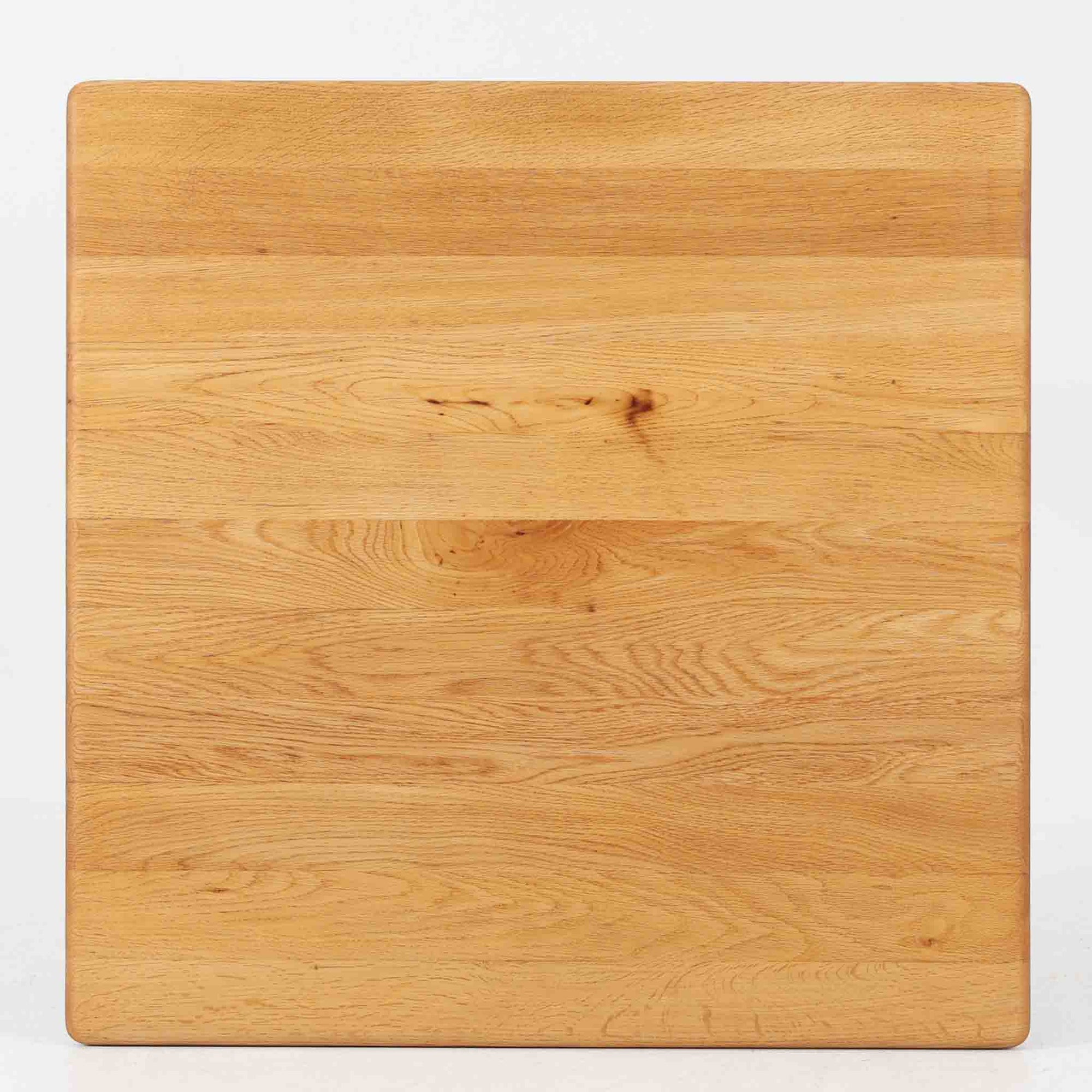 Hans J. WegnerがデザインしGetama社より製造されたGE80/86センターテーブルは、オーク無垢材を贅沢に使用した堅牢かつ端正な一台です。丸みを帯びた天板の縁や、すっきりとした円錐形の脚部が特徴で、シンプルでありながら温かみのある北欧デザインを体現しています。幅75cmと扱いやすいサイズ感で、リビングの中心に置いてコーヒーテーブルとしてはもちろん、サイドに添えても活躍する汎用性の高い家具です。経年による木肌の変化が深みを増し、ビンテージならではの存在感を放ちます。