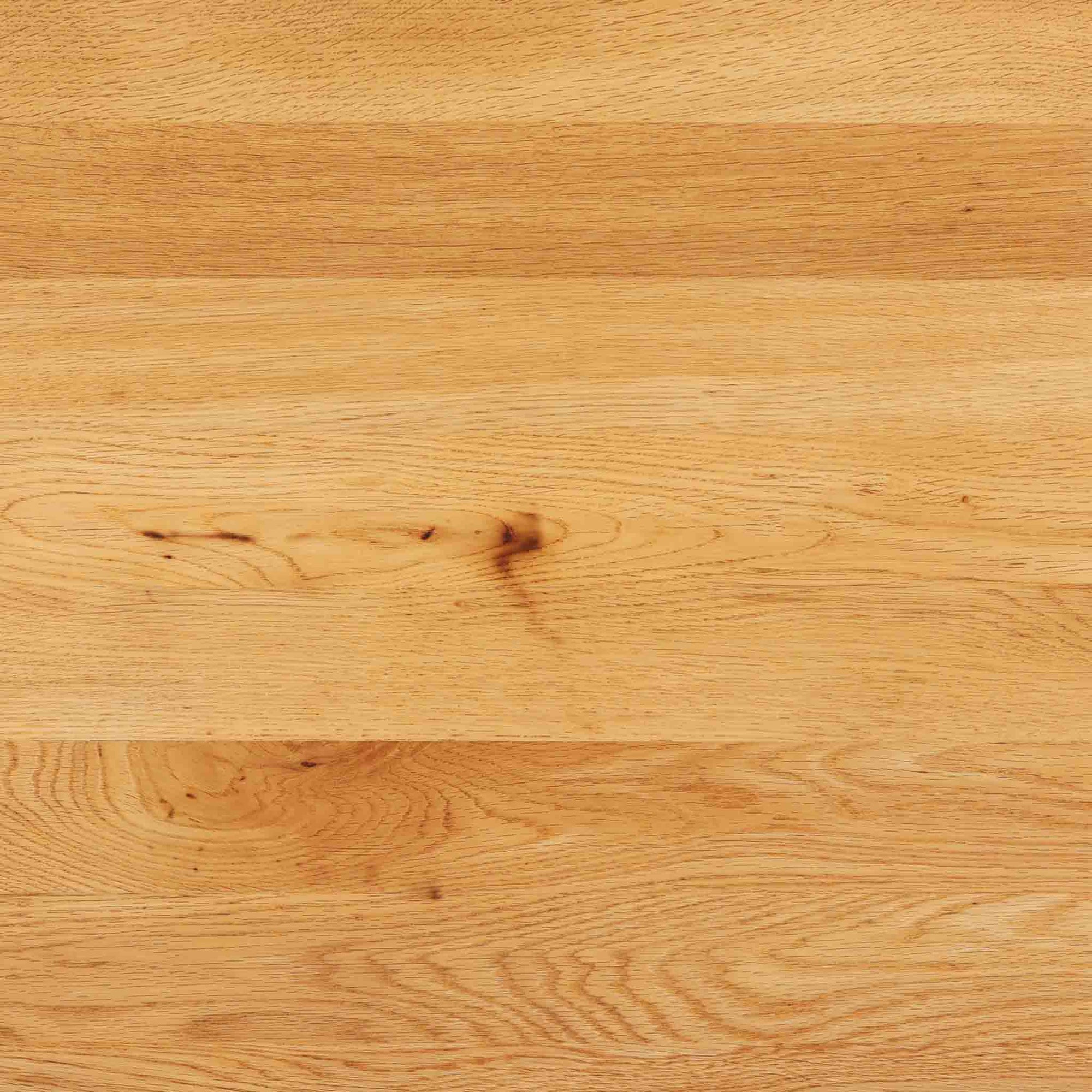 Hans J. WegnerがデザインしGetama社より製造されたGE80/86センターテーブルは、オーク無垢材を贅沢に使用した堅牢かつ端正な一台です。丸みを帯びた天板の縁や、すっきりとした円錐形の脚部が特徴で、シンプルでありながら温かみのある北欧デザインを体現しています。幅75cmと扱いやすいサイズ感で、リビングの中心に置いてコーヒーテーブルとしてはもちろん、サイドに添えても活躍する汎用性の高い家具です。経年による木肌の変化が深みを増し、ビンテージならではの存在感を放ちます。