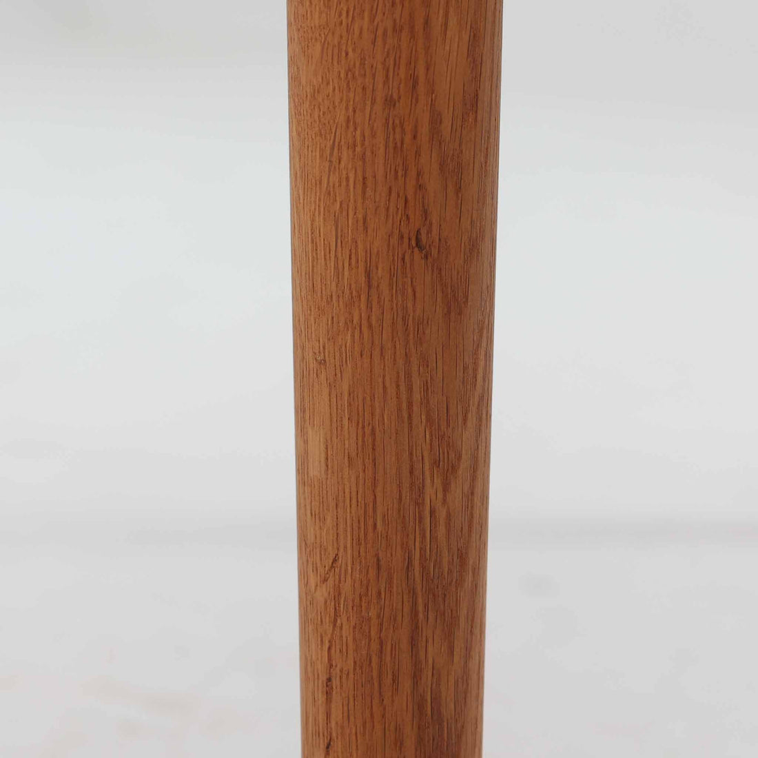 Hans J. WegnerがデザインしGetama社より製造されたGE80/86センターテーブルは、オーク無垢材を贅沢に使用した堅牢かつ端正な一台です。丸みを帯びた天板の縁や、すっきりとした円錐形の脚部が特徴で、シンプルでありながら温かみのある北欧デザインを体現しています。幅75cmと扱いやすいサイズ感で、リビングの中心に置いてコーヒーテーブルとしてはもちろん、サイドに添えても活躍する汎用性の高い家具です。経年による木肌の変化が深みを増し、ビンテージならではの存在感を放ちます。