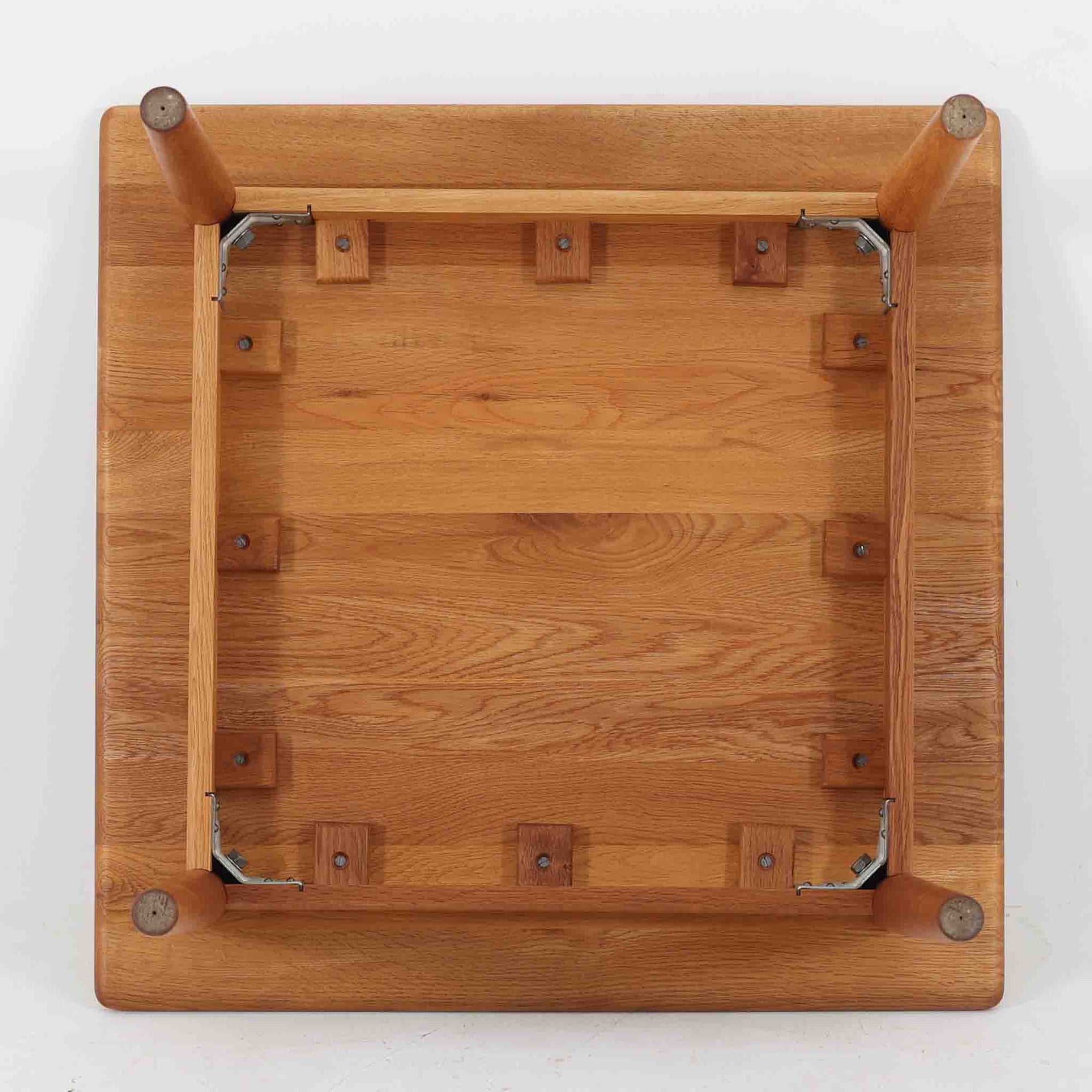 Hans J. WegnerがデザインしGetama社より製造されたGE80/86センターテーブルは、オーク無垢材を贅沢に使用した堅牢かつ端正な一台です。丸みを帯びた天板の縁や、すっきりとした円錐形の脚部が特徴で、シンプルでありながら温かみのある北欧デザインを体現しています。幅75cmと扱いやすいサイズ感で、リビングの中心に置いてコーヒーテーブルとしてはもちろん、サイドに添えても活躍する汎用性の高い家具です。経年による木肌の変化が深みを増し、ビンテージならではの存在感を放ちます。