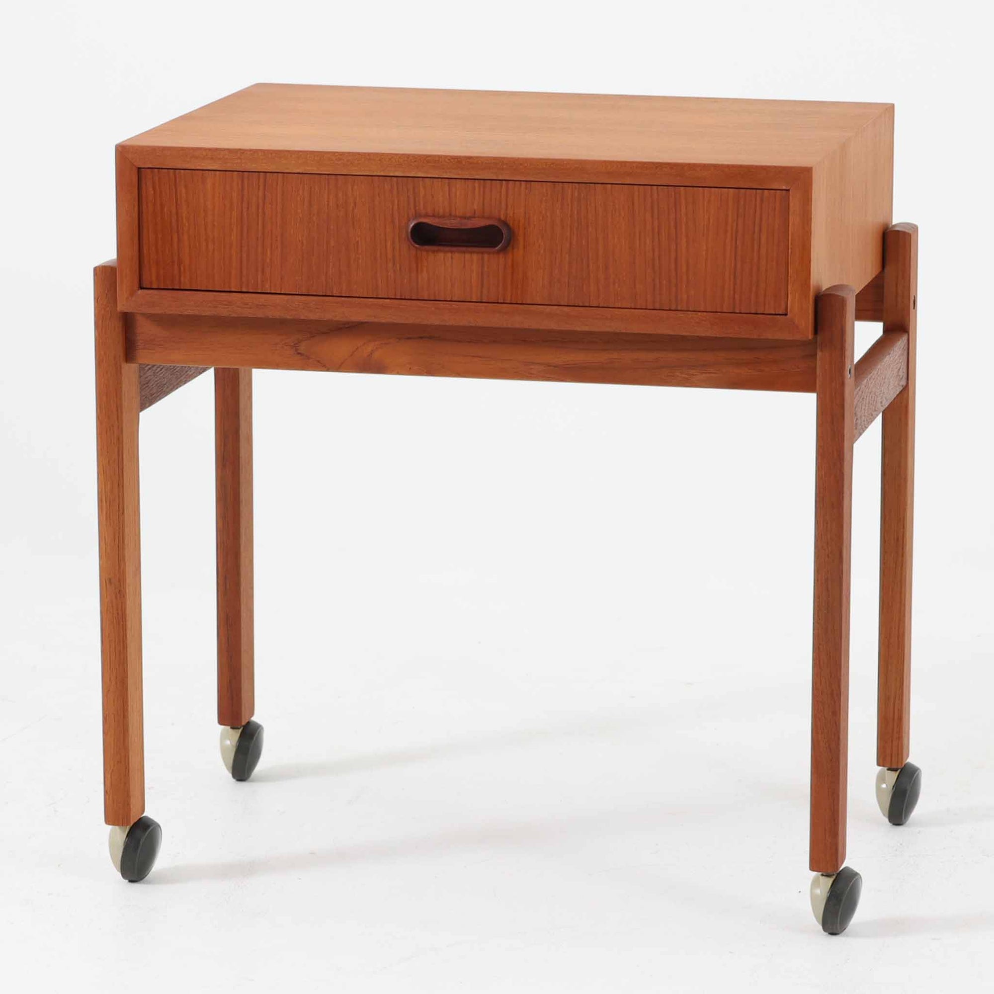 デンマーク製の北欧ビンテージ家具らしい、温かみのあるチーク材を使用したソーイングテーブル。シンプルで洗練されたデザインに加え、引き出し内部の仕切りやキャスター付きの脚部など、実用性と機動性も兼ね備えています。天板と本体の木目が美しく揃い、丁寧な仕上げからは職人技が感じられる一台。裁縫道具の収納はもちろん、サイドテーブルやリビング収納としても活躍します。