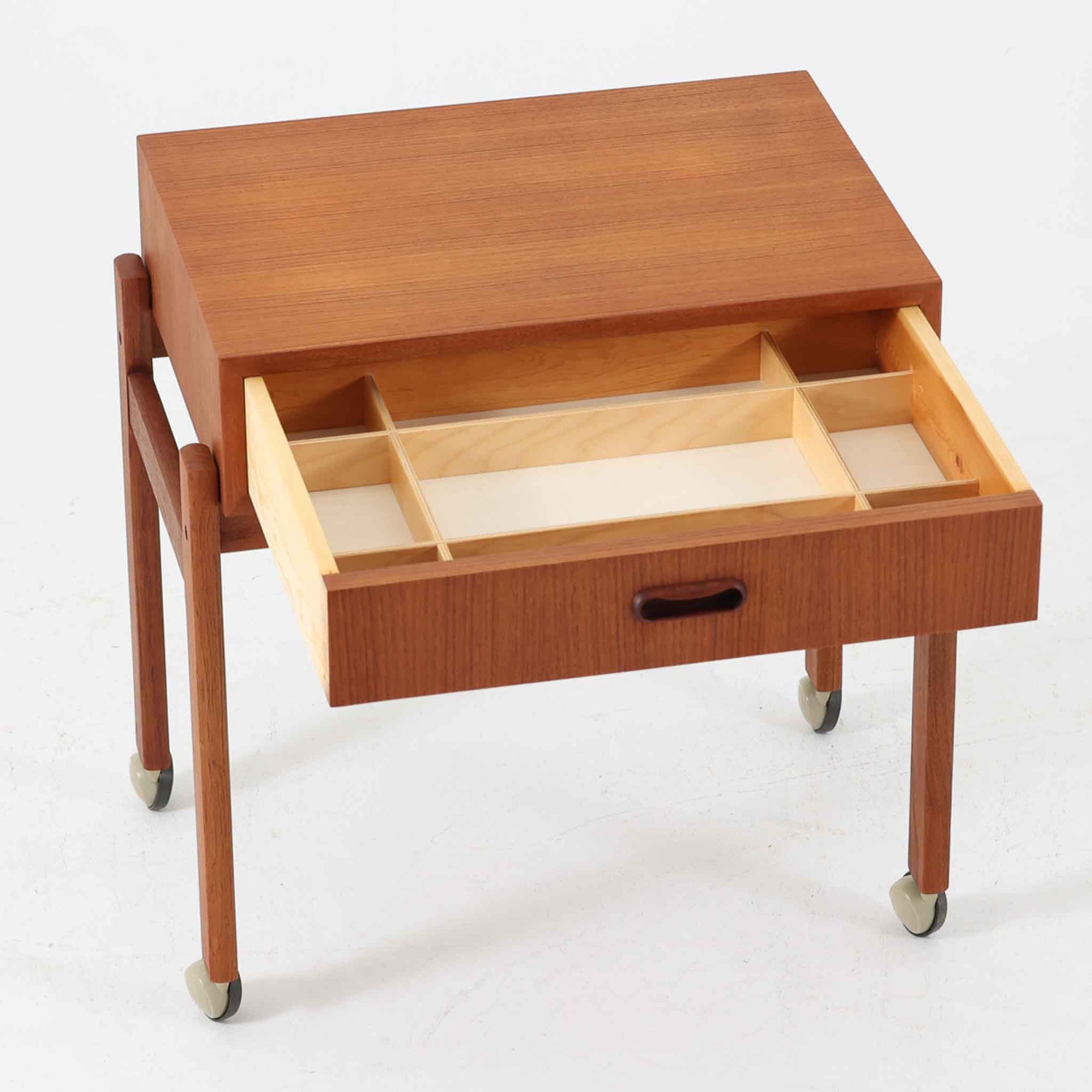 デンマーク製の北欧ビンテージ家具らしい、温かみのあるチーク材を使用したソーイングテーブル。シンプルで洗練されたデザインに加え、引き出し内部の仕切りやキャスター付きの脚部など、実用性と機動性も兼ね備えています。天板と本体の木目が美しく揃い、丁寧な仕上げからは職人技が感じられる一台。裁縫道具の収納はもちろん、サイドテーブルやリビング収納としても活躍します。