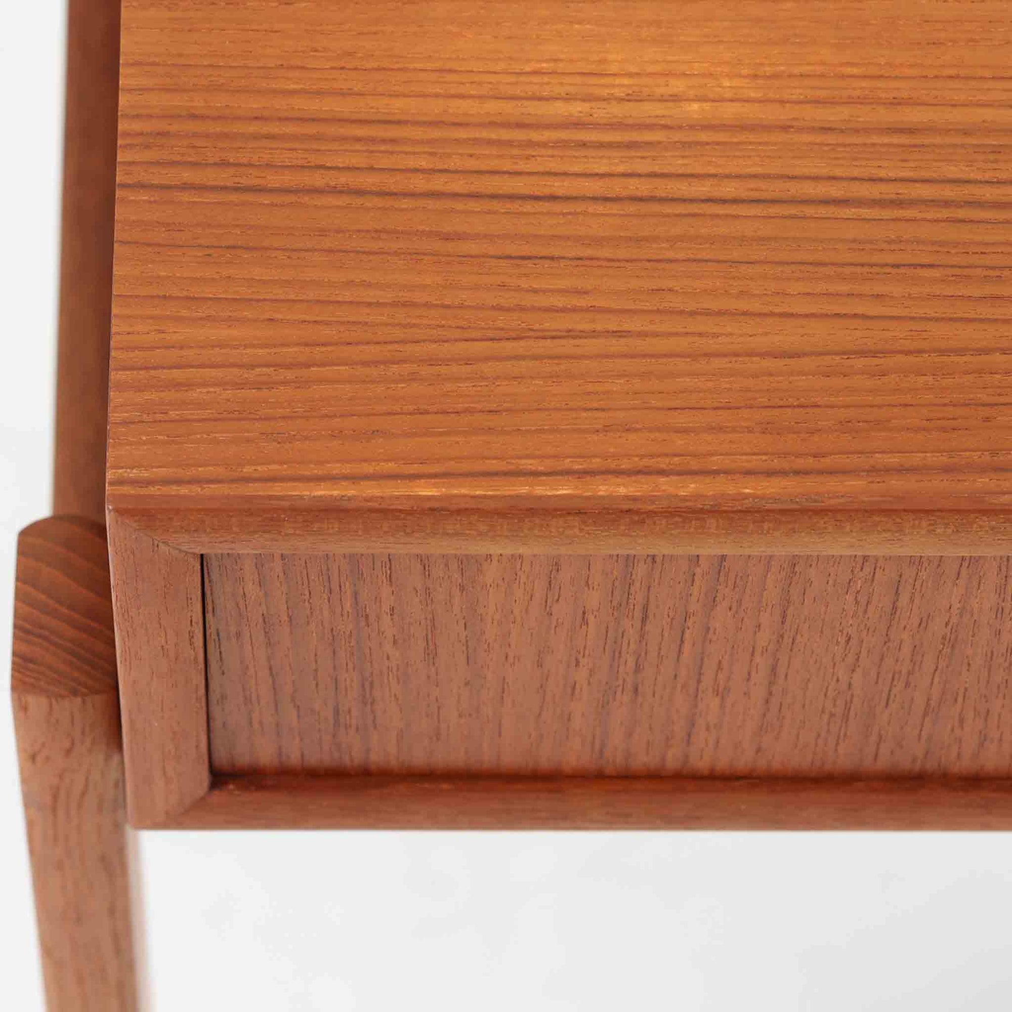 デンマーク製の北欧ビンテージ家具らしい、温かみのあるチーク材を使用したソーイングテーブル。シンプルで洗練されたデザインに加え、引き出し内部の仕切りやキャスター付きの脚部など、実用性と機動性も兼ね備えています。天板と本体の木目が美しく揃い、丁寧な仕上げからは職人技が感じられる一台。裁縫道具の収納はもちろん、サイドテーブルやリビング収納としても活躍します。