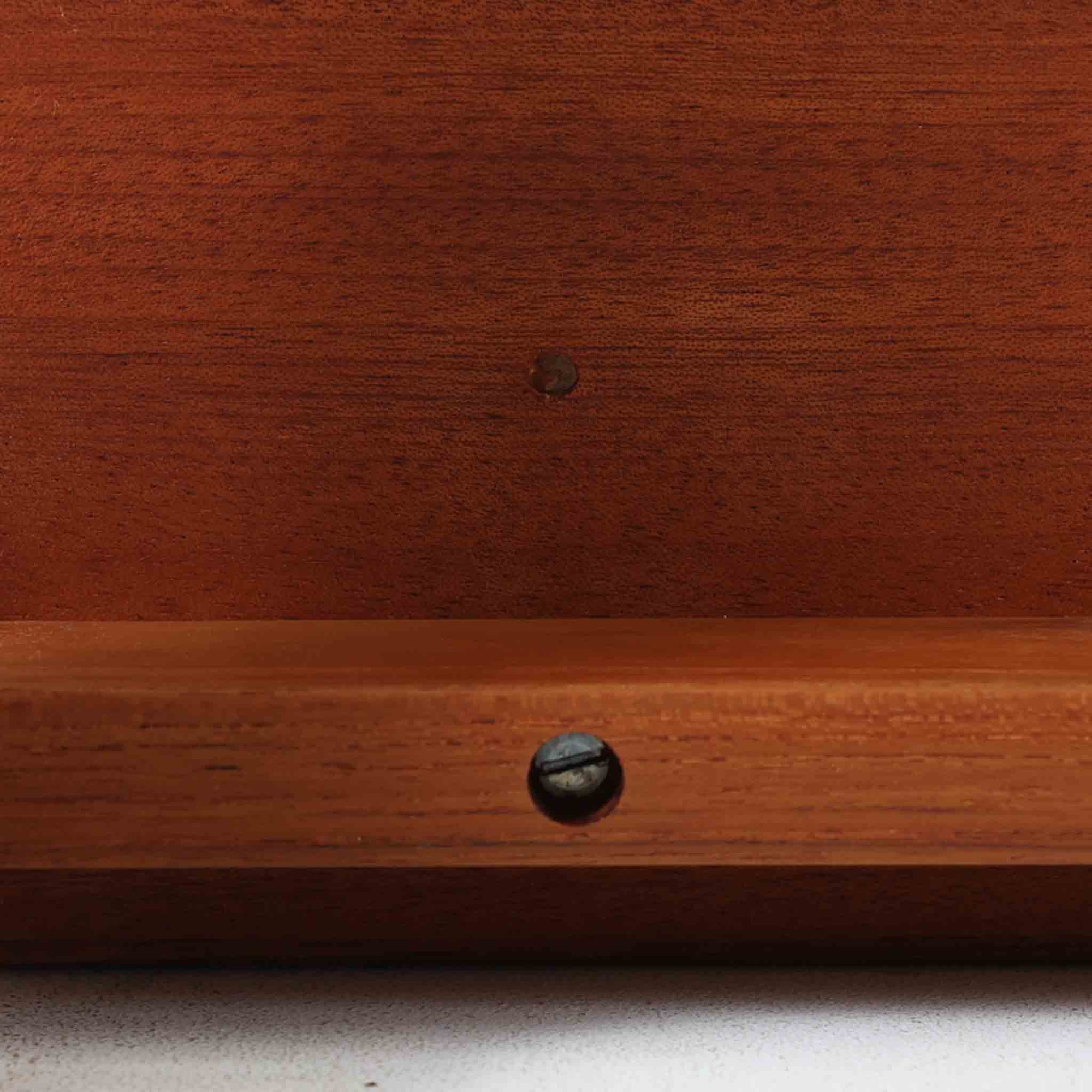 デンマーク製の北欧ビンテージ家具らしい、温かみのあるチーク材を使用したソーイングテーブル。シンプルで洗練されたデザインに加え、引き出し内部の仕切りやキャスター付きの脚部など、実用性と機動性も兼ね備えています。天板と本体の木目が美しく揃い、丁寧な仕上げからは職人技が感じられる一台。裁縫道具の収納はもちろん、サイドテーブルやリビング収納としても活躍します。