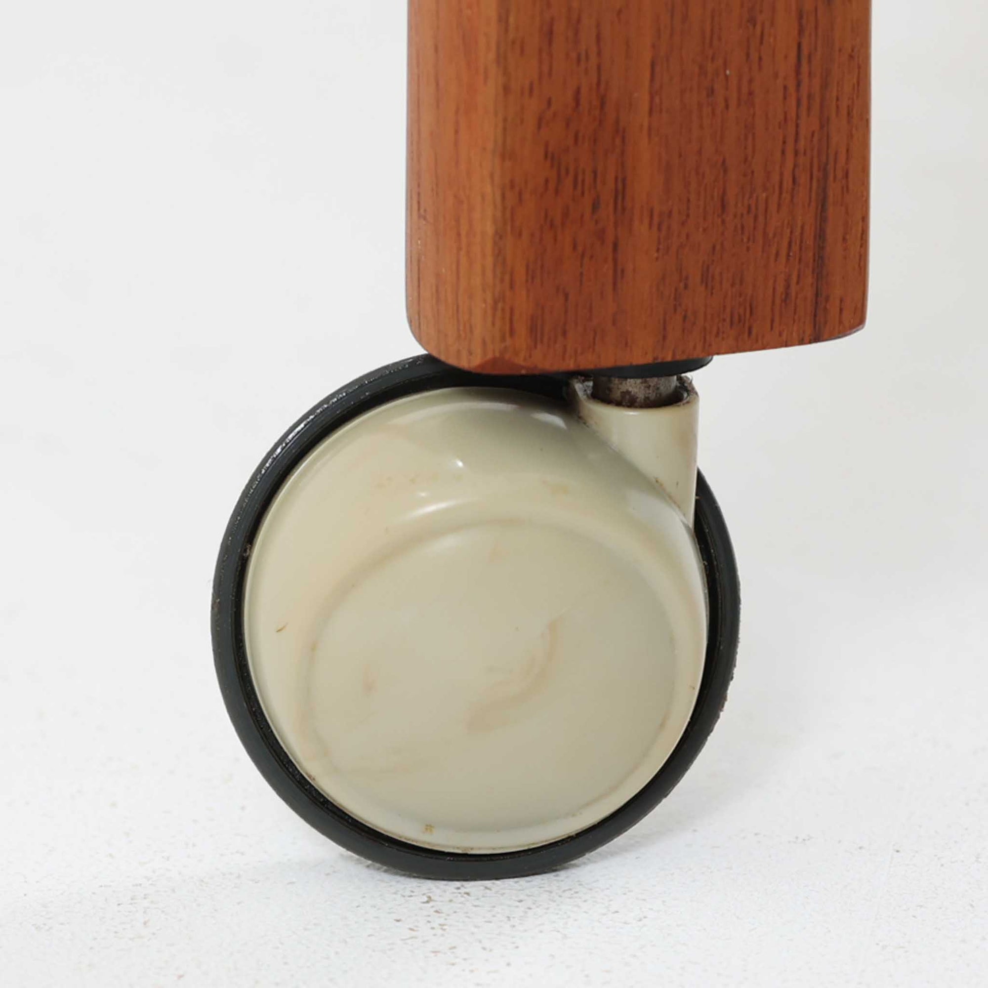 デンマーク製の北欧ビンテージ家具らしい、温かみのあるチーク材を使用したソーイングテーブル。シンプルで洗練されたデザインに加え、引き出し内部の仕切りやキャスター付きの脚部など、実用性と機動性も兼ね備えています。天板と本体の木目が美しく揃い、丁寧な仕上げからは職人技が感じられる一台。裁縫道具の収納はもちろん、サイドテーブルやリビング収納としても活躍します。