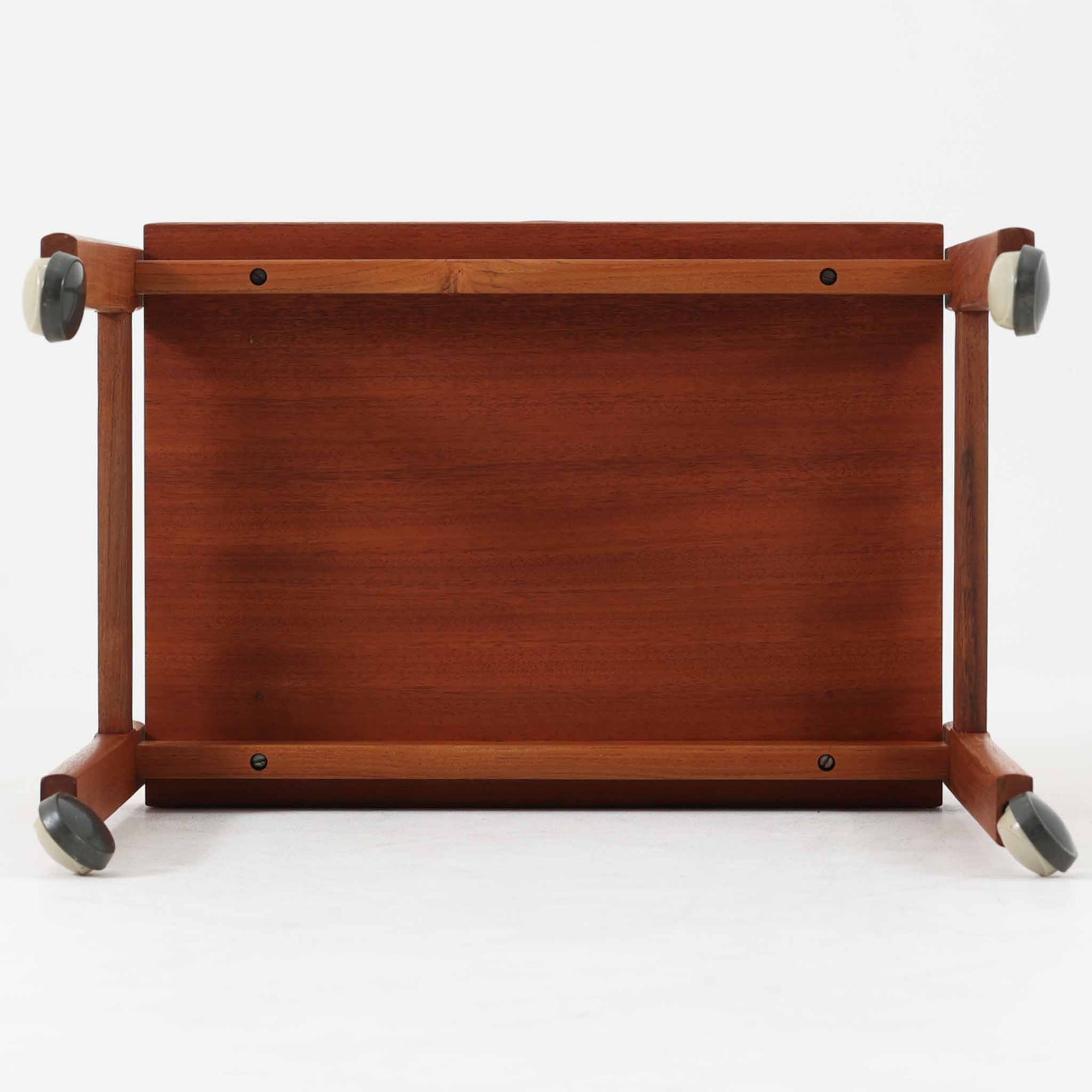 デンマーク製の北欧ビンテージ家具らしい、温かみのあるチーク材を使用したソーイングテーブル。シンプルで洗練されたデザインに加え、引き出し内部の仕切りやキャスター付きの脚部など、実用性と機動性も兼ね備えています。天板と本体の木目が美しく揃い、丁寧な仕上げからは職人技が感じられる一台。裁縫道具の収納はもちろん、サイドテーブルやリビング収納としても活躍します。