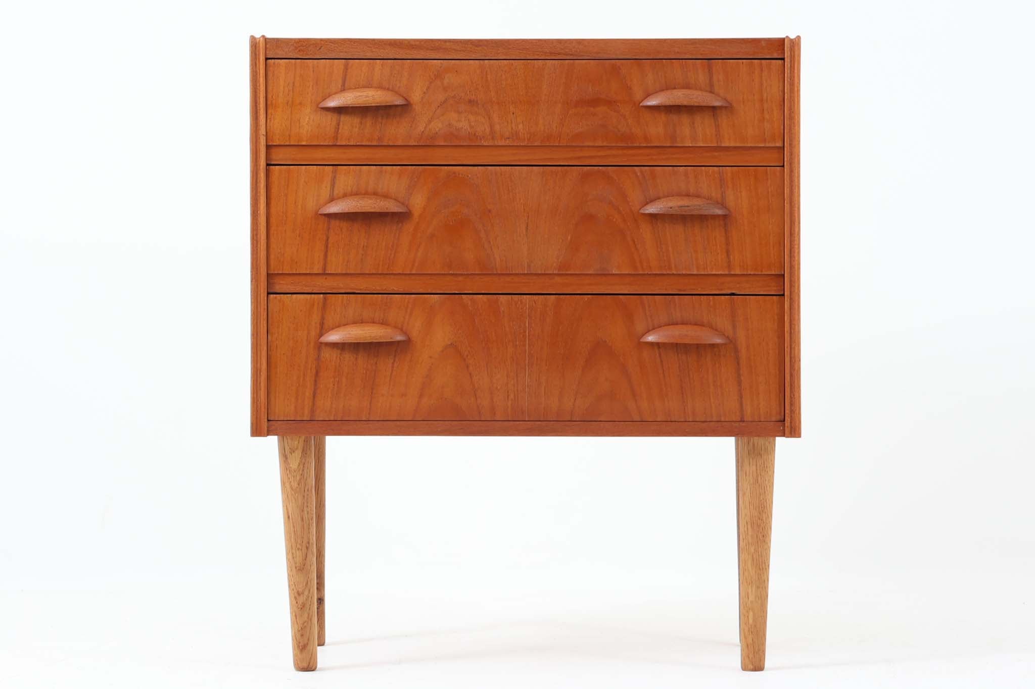 北欧ビンテージ家具チェスト | 収納力とデザイン性を兼ね備えた