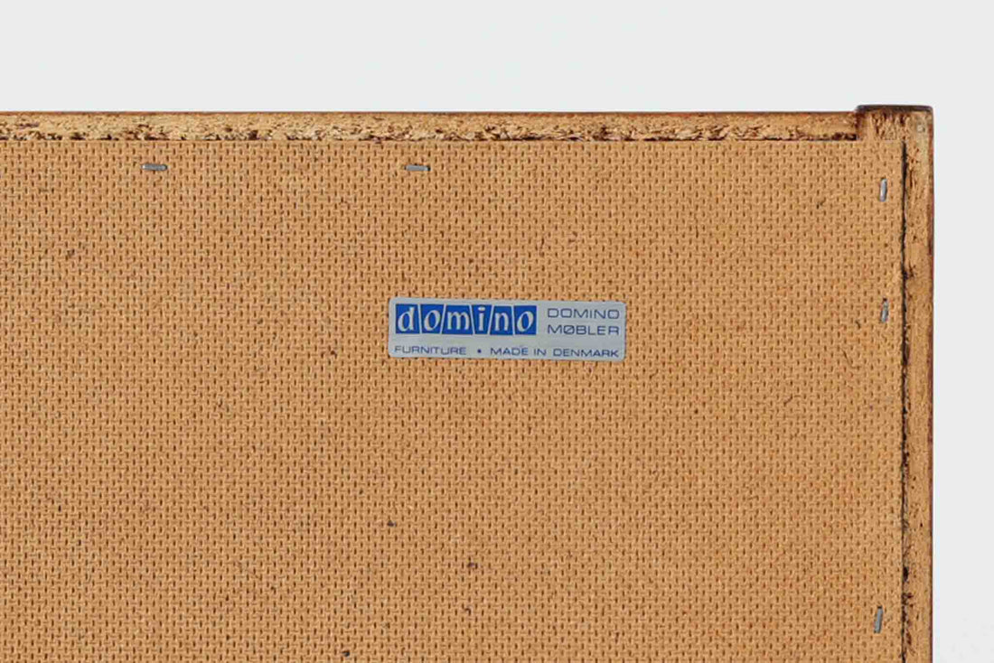 Domino Mobler社によって製造されたチーク材のサイドボードは、北欧ビンテージ家具らしいシンプルながらも洗練された佇まいが魅力です。美しい木目と質感のあるチーク材が上品な存在感を放ち、引き出しと扉収納の組み合わせにより実用性にも優れています。丸みを帯びた取手のデザインも丁寧に設計されており、ヴィンテージならではの趣を感じさせる一台です。リビングの収納やテレビボードとして、幅広いシーンで活躍します。