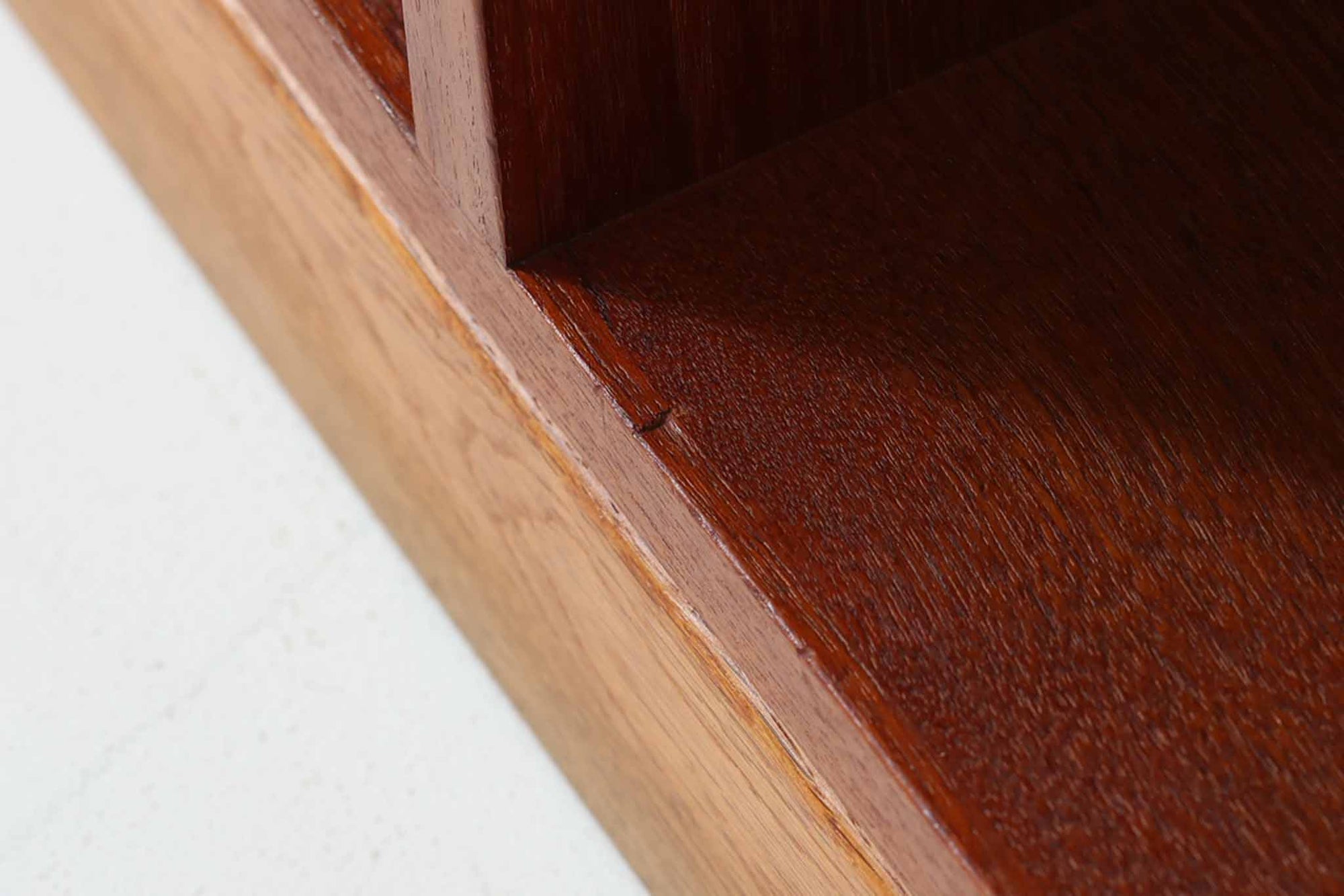 デンマークを代表するデザイナー、Borge mogensenがFDB社のために手がけたブックシェルフ。本体には上品な木目が魅力のチーク材を、土台部分には明るい色味のオーク材を採用しており、異なる材種の美しいコントラストが際立ちます。全体は無駄のないシンプルな構成ながら、細部にわたって丁寧な造り込みが施され、モーエンセンらしい機能性と静かな美しさが感じられる一台です。棚板は可動式で、本やオブジェの高さに合わせて自在にレイアウトが可能。収納力に優れつつも圧迫感のない佇まいで、リビングや書斎、寝室など幅広い空間に馴染みます。