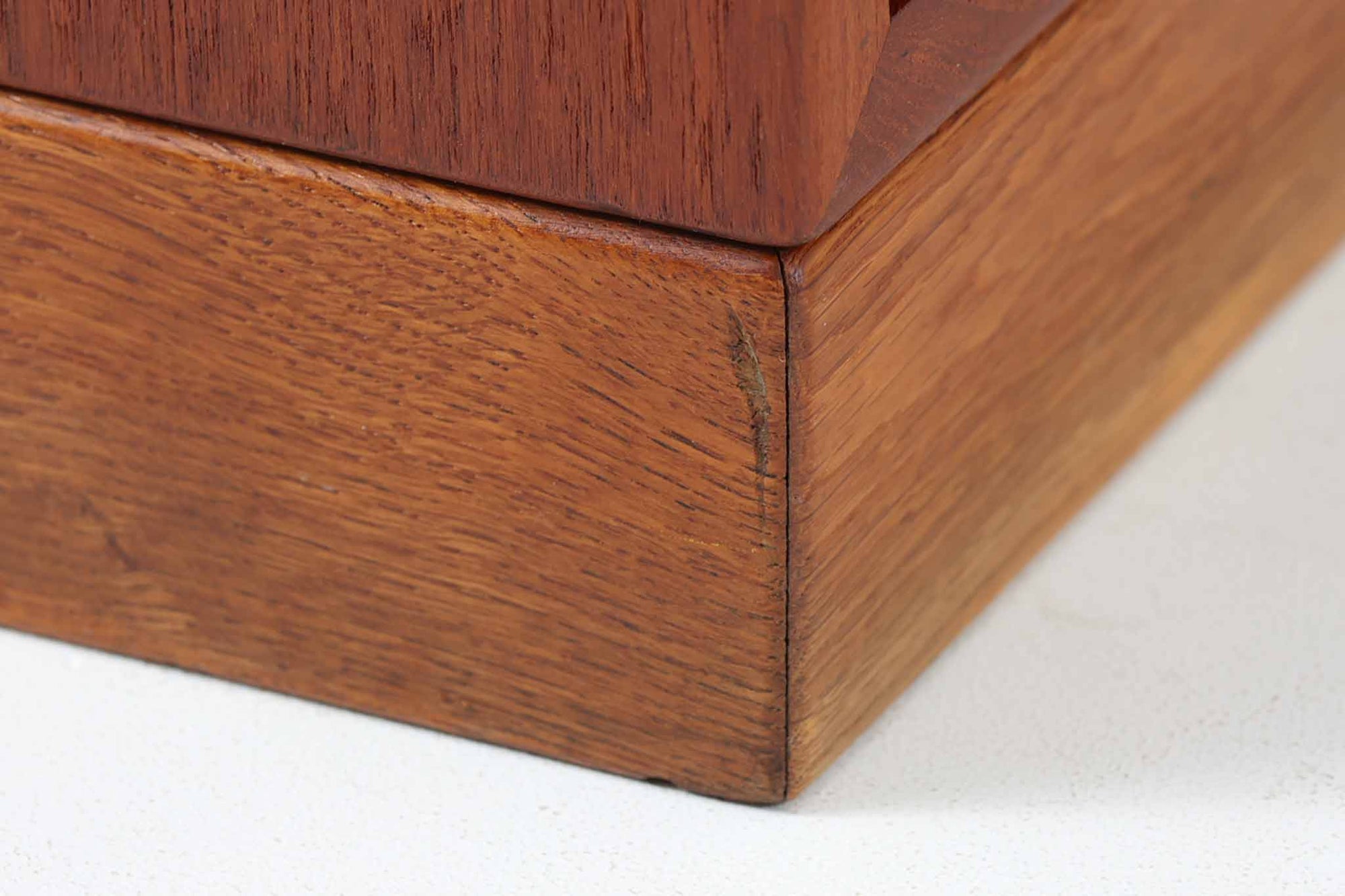 デンマークを代表するデザイナー、Borge mogensenがFDB社のために手がけたブックシェルフ。本体には上品な木目が魅力のチーク材を、土台部分には明るい色味のオーク材を採用しており、異なる材種の美しいコントラストが際立ちます。全体は無駄のないシンプルな構成ながら、細部にわたって丁寧な造り込みが施され、モーエンセンらしい機能性と静かな美しさが感じられる一台です。棚板は可動式で、本やオブジェの高さに合わせて自在にレイアウトが可能。収納力に優れつつも圧迫感のない佇まいで、リビングや書斎、寝室など幅広い空間に馴染みます。