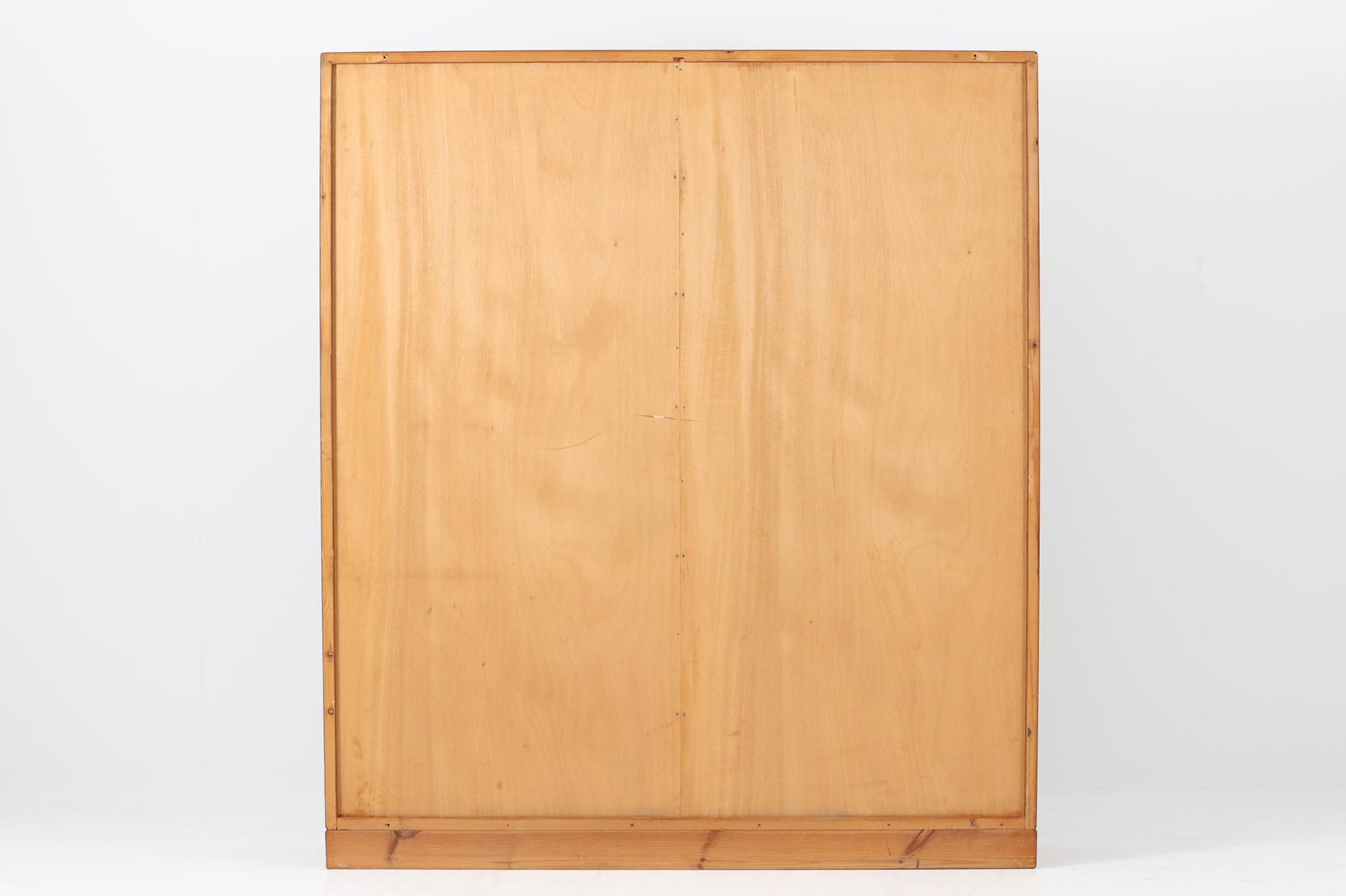 デンマークを代表するデザイナー、Borge mogensenがFDB社のために手がけたブックシェルフ。本体には上品な木目が魅力のチーク材を、土台部分には明るい色味のオーク材を採用しており、異なる材種の美しいコントラストが際立ちます。全体は無駄のないシンプルな構成ながら、細部にわたって丁寧な造り込みが施され、モーエンセンらしい機能性と静かな美しさが感じられる一台です。棚板は可動式で、本やオブジェの高さに合わせて自在にレイアウトが可能。収納力に優れつつも圧迫感のない佇まいで、リビングや書斎、寝室など幅広い空間に馴染みます。