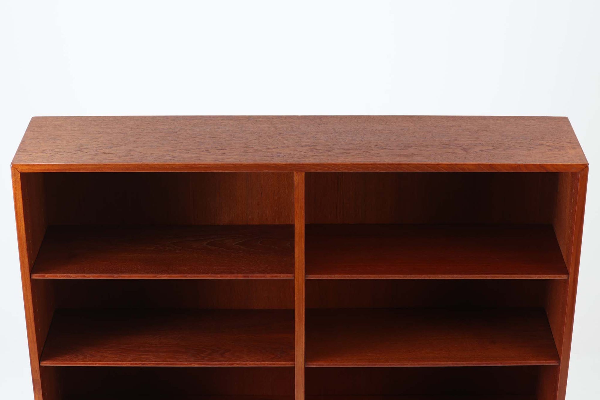 デンマークを代表するデザイナー、Borge mogensenがFDB社のために手がけたブックシェルフ。本体には上品な木目が魅力のチーク材を、土台部分には明るい色味のオーク材を採用しており、異なる材種の美しいコントラストが際立ちます。全体は無駄のないシンプルな構成ながら、細部にわたって丁寧な造り込みが施され、モーエンセンらしい機能性と静かな美しさが感じられる一台です。棚板は可動式で、本やオブジェの高さに合わせて自在にレイアウトが可能。収納力に優れつつも圧迫感のない佇まいで、リビングや書斎、寝室など幅広い空間に馴染みます。