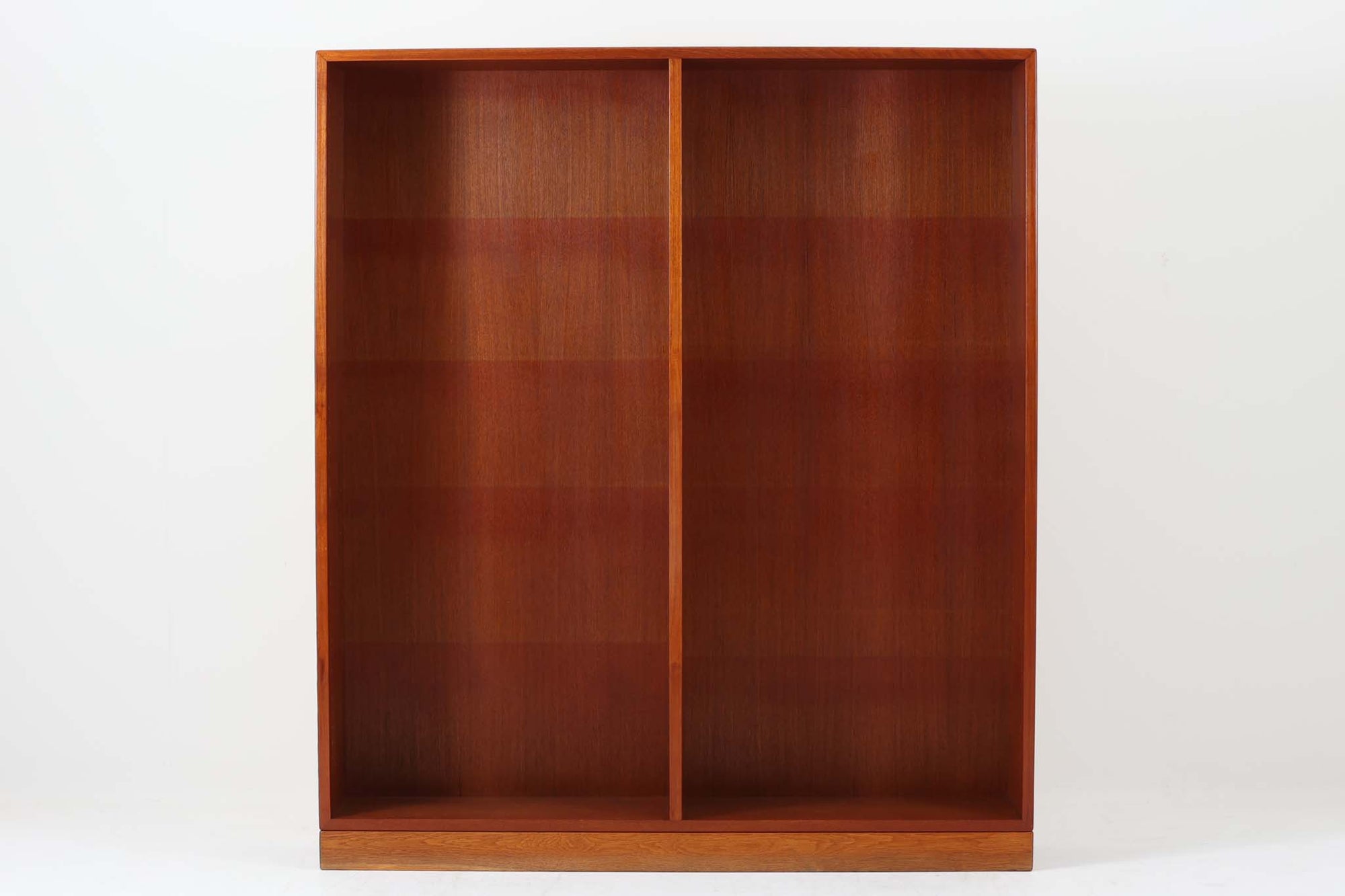 デンマークを代表するデザイナー、Borge mogensenがFDB社のために手がけたブックシェルフ。本体には上品な木目が魅力のチーク材を、土台部分には明るい色味のオーク材を採用しており、異なる材種の美しいコントラストが際立ちます。全体は無駄のないシンプルな構成ながら、細部にわたって丁寧な造り込みが施され、モーエンセンらしい機能性と静かな美しさが感じられる一台です。棚板は可動式で、本やオブジェの高さに合わせて自在にレイアウトが可能。収納力に優れつつも圧迫感のない佇まいで、リビングや書斎、寝室など幅広い空間に馴染みます。