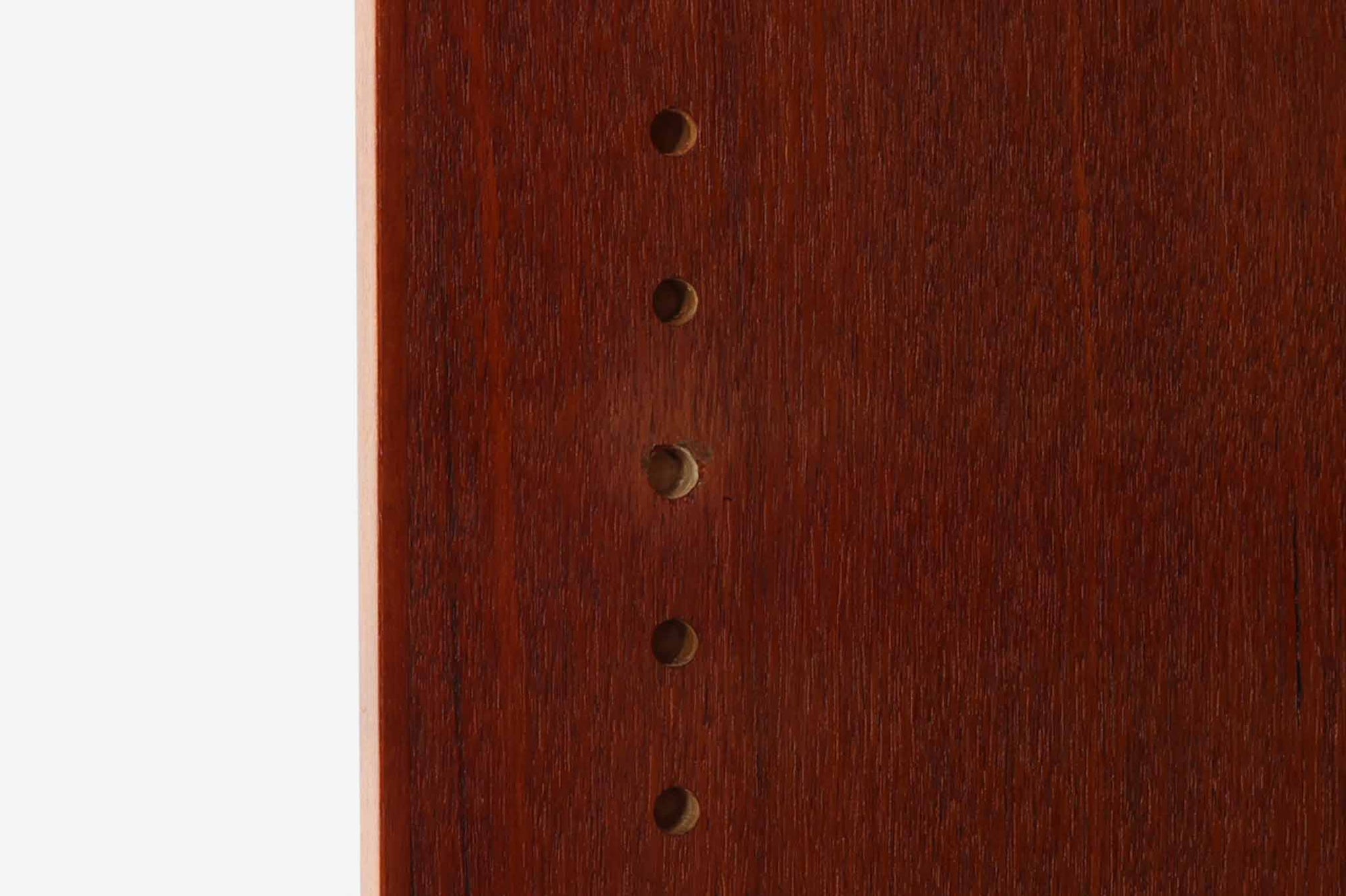 デンマークを代表するデザイナー、Borge mogensenがFDB社のために手がけたブックシェルフ。本体には上品な木目が魅力のチーク材を、土台部分には明るい色味のオーク材を採用しており、異なる材種の美しいコントラストが際立ちます。全体は無駄のないシンプルな構成ながら、細部にわたって丁寧な造り込みが施され、モーエンセンらしい機能性と静かな美しさが感じられる一台です。棚板は可動式で、本やオブジェの高さに合わせて自在にレイアウトが可能。収納力に優れつつも圧迫感のない佇まいで、リビングや書斎、寝室など幅広い空間に馴染みます。