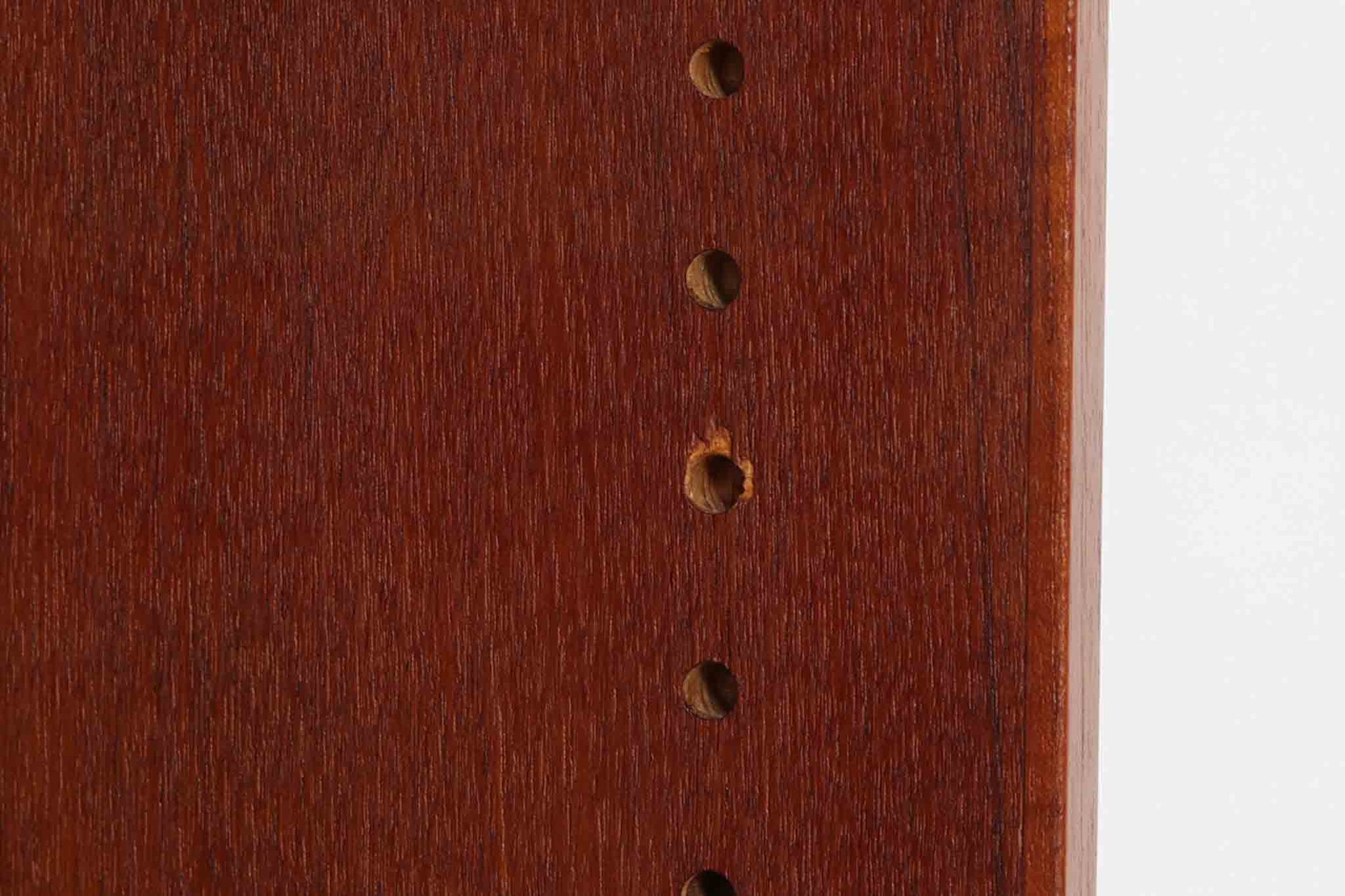 デンマークを代表するデザイナー、Borge mogensenがFDB社のために手がけたブックシェルフ。本体には上品な木目が魅力のチーク材を、土台部分には明るい色味のオーク材を採用しており、異なる材種の美しいコントラストが際立ちます。全体は無駄のないシンプルな構成ながら、細部にわたって丁寧な造り込みが施され、モーエンセンらしい機能性と静かな美しさが感じられる一台です。棚板は可動式で、本やオブジェの高さに合わせて自在にレイアウトが可能。収納力に優れつつも圧迫感のない佇まいで、リビングや書斎、寝室など幅広い空間に馴染みます。