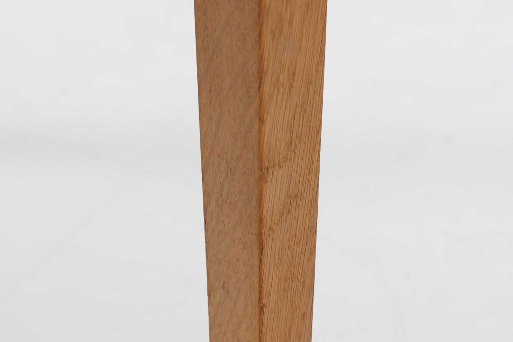 デンマークの家具デザイナー、Severin Hansen Jr.によってデザインされたビンテージのサイドテーブルです。製造はデンマークの名門家具メーカー「Haslev（ハスレヴ）」社。天板にはRoyal Copenhagen（ロイヤルコペンハーゲン）のアートタイルが贅沢にあしらわれています。タイルはNils Thorsson（ニルス・トーソン）が手掛けた人気の「BACA（バッカ）」シリーズ。象徴的なブルーとブラウンの色使いと、有機的かつ幾何学的なモチーフが印象的で、アートピースとしての存在感を放ちます。テーブル本体はオーク材を使用しており、Severin Hansen Jr.の特徴でもあるシャープなカットが施されたコーナーと、すっきりとしたテーパードレッグが、シンプルながら洗練された美しさを醸し出しています。ヴィンテージならではの深い味わいと、アート性・機能性を兼ね備えた一台。リビングやベッドサイドに、さりげなく上質な北欧デザインを取り入れてみてはいかがでしょうか。