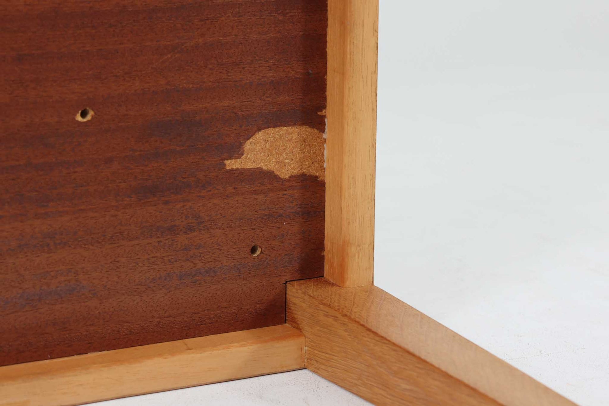 デンマークの家具デザイナー、Severin Hansen Jr.によってデザインされたビンテージのサイドテーブルです。製造はデンマークの名門家具メーカー「Haslev（ハスレヴ）」社。天板にはRoyal Copenhagen（ロイヤルコペンハーゲン）のアートタイルが贅沢にあしらわれています。タイルはNils Thorsson（ニルス・トーソン）が手掛けた人気の「BACA（バッカ）」シリーズ。象徴的なブルーとブラウンの色使いと、有機的かつ幾何学的なモチーフが印象的で、アートピースとしての存在感を放ちます。テーブル本体はオーク材を使用しており、Severin Hansen Jr.の特徴でもあるシャープなカットが施されたコーナーと、すっきりとしたテーパードレッグが、シンプルながら洗練された美しさを醸し出しています。ヴィンテージならではの深い味わいと、アート性・機能性を兼ね備えた一台。リビングやベッドサイドに、さりげなく上質な北欧デザインを取り入れてみてはいかがでしょうか。