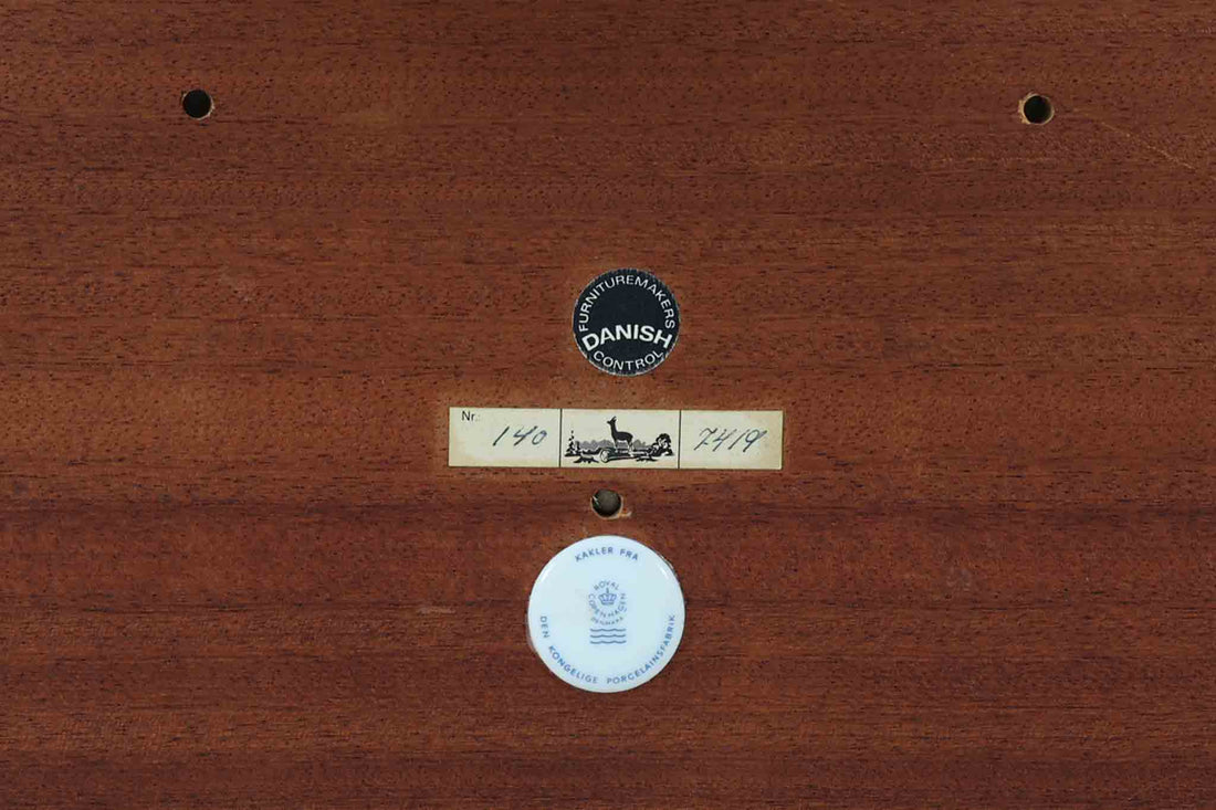 デンマークの家具デザイナー、Severin Hansen Jr.によってデザインされたビンテージのサイドテーブルです。製造はデンマークの名門家具メーカー「Haslev（ハスレヴ）」社。天板にはRoyal Copenhagen（ロイヤルコペンハーゲン）のアートタイルが贅沢にあしらわれています。タイルはNils Thorsson（ニルス・トーソン）が手掛けた人気の「BACA（バッカ）」シリーズ。象徴的なブルーとブラウンの色使いと、有機的かつ幾何学的なモチーフが印象的で、アートピースとしての存在感を放ちます。テーブル本体はオーク材を使用しており、Severin Hansen Jr.の特徴でもあるシャープなカットが施されたコーナーと、すっきりとしたテーパードレッグが、シンプルながら洗練された美しさを醸し出しています。ヴィンテージならではの深い味わいと、アート性・機能性を兼ね備えた一台。リビングやベッドサイドに、さりげなく上質な北欧デザインを取り入れてみてはいかがでしょうか。