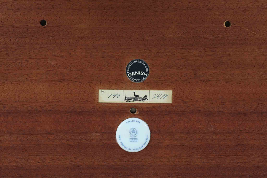 デンマークの家具デザイナー、Severin Hansen Jr.によってデザインされたビンテージのサイドテーブルです。製造はデンマークの名門家具メーカー「Haslev（ハスレヴ）」社。天板にはRoyal Copenhagen（ロイヤルコペンハーゲン）のアートタイルが贅沢にあしらわれています。タイルはNils Thorsson（ニルス・トーソン）が手掛けた人気の「BACA（バッカ）」シリーズ。象徴的なブルーとブラウンの色使いと、有機的かつ幾何学的なモチーフが印象的で、アートピースとしての存在感を放ちます。テーブル本体はオーク材を使用しており、Severin Hansen Jr.の特徴でもあるシャープなカットが施されたコーナーと、すっきりとしたテーパードレッグが、シンプルながら洗練された美しさを醸し出しています。ヴィンテージならではの深い味わいと、アート性・機能性を兼ね備えた一台。リビングやベッドサイドに、さりげなく上質な北欧デザインを取り入れてみてはいかがでしょうか。