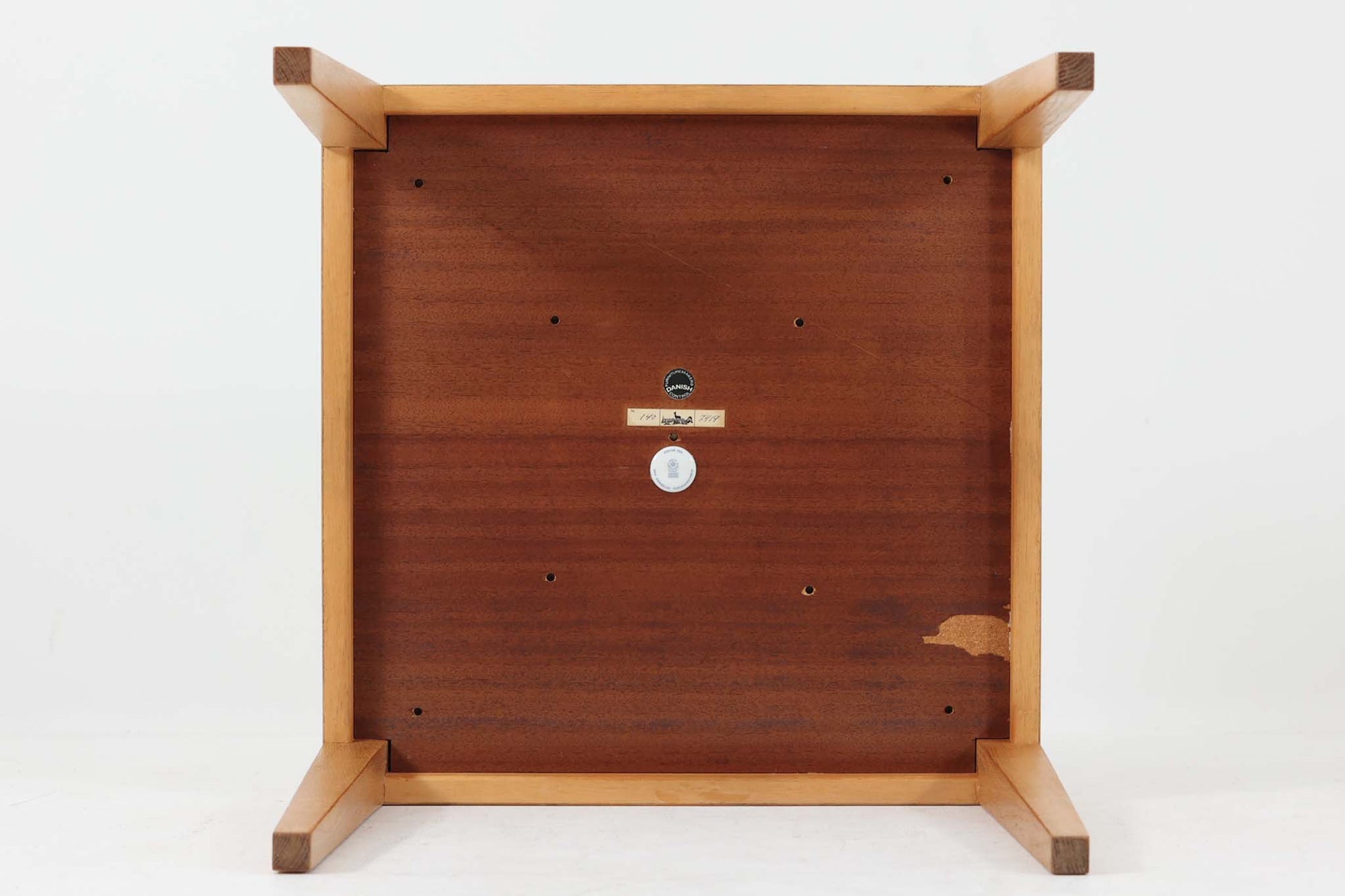 デンマークの家具デザイナー、Severin Hansen Jr.によってデザインされたビンテージのサイドテーブルです。製造はデンマークの名門家具メーカー「Haslev（ハスレヴ）」社。天板にはRoyal Copenhagen（ロイヤルコペンハーゲン）のアートタイルが贅沢にあしらわれています。タイルはNils Thorsson（ニルス・トーソン）が手掛けた人気の「BACA（バッカ）」シリーズ。象徴的なブルーとブラウンの色使いと、有機的かつ幾何学的なモチーフが印象的で、アートピースとしての存在感を放ちます。テーブル本体はオーク材を使用しており、Severin Hansen Jr.の特徴でもあるシャープなカットが施されたコーナーと、すっきりとしたテーパードレッグが、シンプルながら洗練された美しさを醸し出しています。ヴィンテージならではの深い味わいと、アート性・機能性を兼ね備えた一台。リビングやベッドサイドに、さりげなく上質な北欧デザインを取り入れてみてはいかがでしょうか。