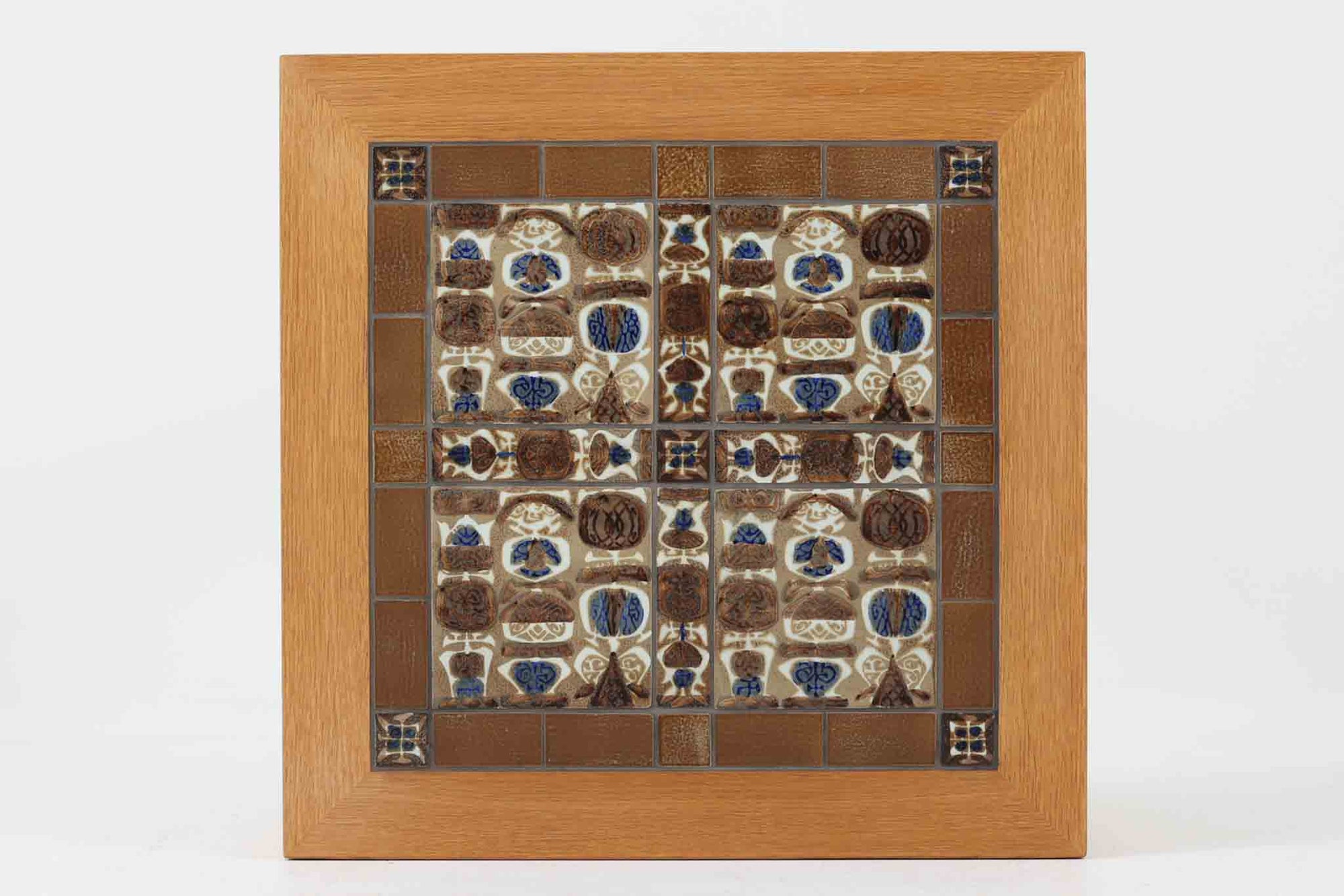 デンマークの家具デザイナー、Severin Hansen Jr.によってデザインされたビンテージのサイドテーブルです。製造はデンマークの名門家具メーカー「Haslev（ハスレヴ）」社。天板にはRoyal Copenhagen（ロイヤルコペンハーゲン）のアートタイルが贅沢にあしらわれています。タイルはNils Thorsson（ニルス・トーソン）が手掛けた人気の「BACA（バッカ）」シリーズ。象徴的なブルーとブラウンの色使いと、有機的かつ幾何学的なモチーフが印象的で、アートピースとしての存在感を放ちます。テーブル本体はオーク材を使用しており、Severin Hansen Jr.の特徴でもあるシャープなカットが施されたコーナーと、すっきりとしたテーパードレッグが、シンプルながら洗練された美しさを醸し出しています。ヴィンテージならではの深い味わいと、アート性・機能性を兼ね備えた一台。リビングやベッドサイドに、さりげなく上質な北欧デザインを取り入れてみてはいかがでしょうか。