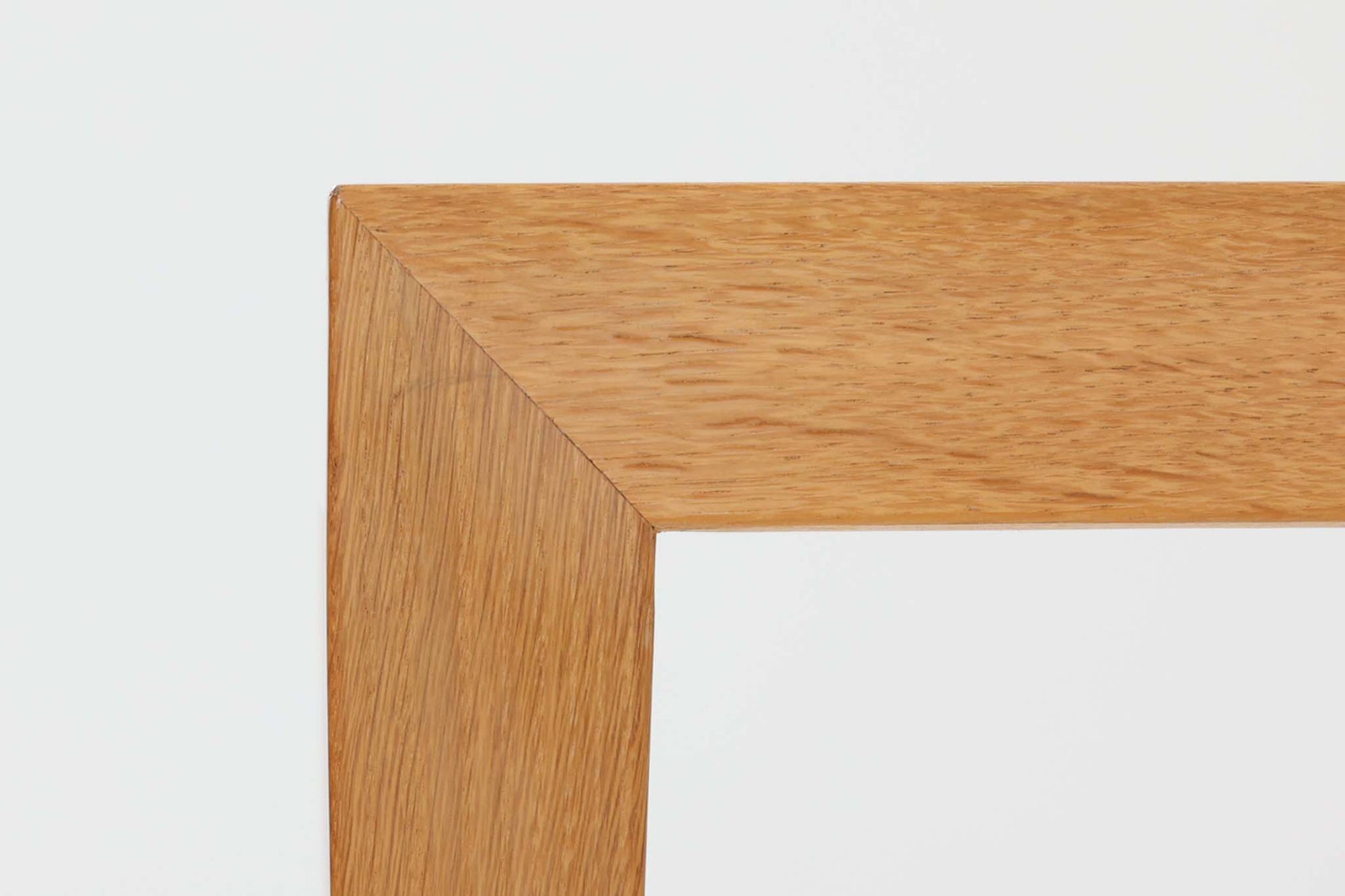 デンマークの家具デザイナー、Severin Hansen Jr.によってデザインされたビンテージのサイドテーブルです。製造はデンマークの名門家具メーカー「Haslev（ハスレヴ）」社。天板にはRoyal Copenhagen（ロイヤルコペンハーゲン）のアートタイルが贅沢にあしらわれています。タイルはNils Thorsson（ニルス・トーソン）が手掛けた人気の「BACA（バッカ）」シリーズ。象徴的なブルーとブラウンの色使いと、有機的かつ幾何学的なモチーフが印象的で、アートピースとしての存在感を放ちます。テーブル本体はオーク材を使用しており、Severin Hansen Jr.の特徴でもあるシャープなカットが施されたコーナーと、すっきりとしたテーパードレッグが、シンプルながら洗練された美しさを醸し出しています。ヴィンテージならではの深い味わいと、アート性・機能性を兼ね備えた一台。リビングやベッドサイドに、さりげなく上質な北欧デザインを取り入れてみてはいかがでしょうか。