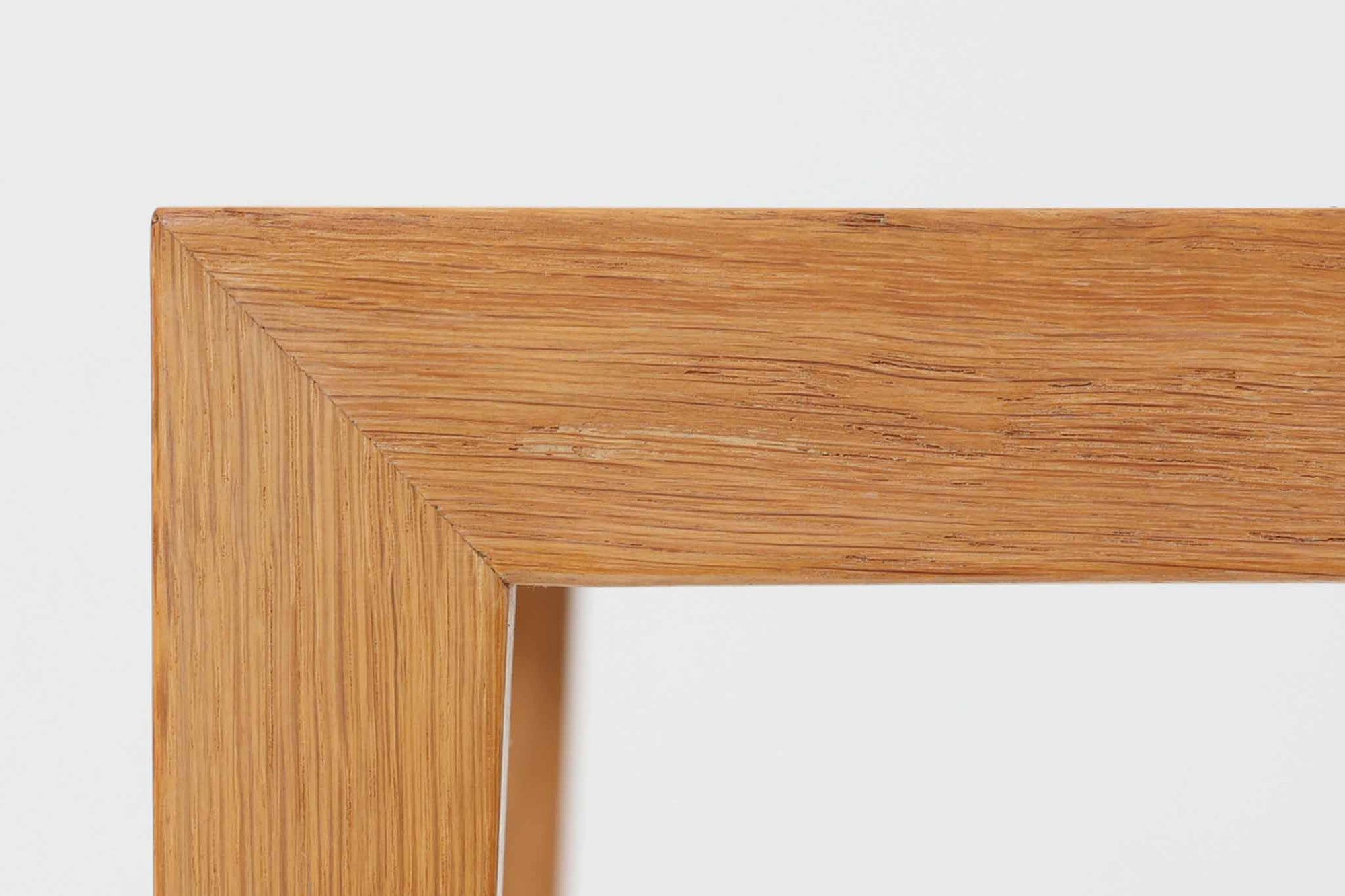 デンマークの家具デザイナー、Severin Hansen Jr.によってデザインされたビンテージのサイドテーブルです。製造はデンマークの名門家具メーカー「Haslev（ハスレヴ）」社。天板にはRoyal Copenhagen（ロイヤルコペンハーゲン）のアートタイルが贅沢にあしらわれています。タイルはNils Thorsson（ニルス・トーソン）が手掛けた人気の「BACA（バッカ）」シリーズ。象徴的なブルーとブラウンの色使いと、有機的かつ幾何学的なモチーフが印象的で、アートピースとしての存在感を放ちます。テーブル本体はオーク材を使用しており、Severin Hansen Jr.の特徴でもあるシャープなカットが施されたコーナーと、すっきりとしたテーパードレッグが、シンプルながら洗練された美しさを醸し出しています。ヴィンテージならではの深い味わいと、アート性・機能性を兼ね備えた一台。リビングやベッドサイドに、さりげなく上質な北欧デザインを取り入れてみてはいかがでしょうか。