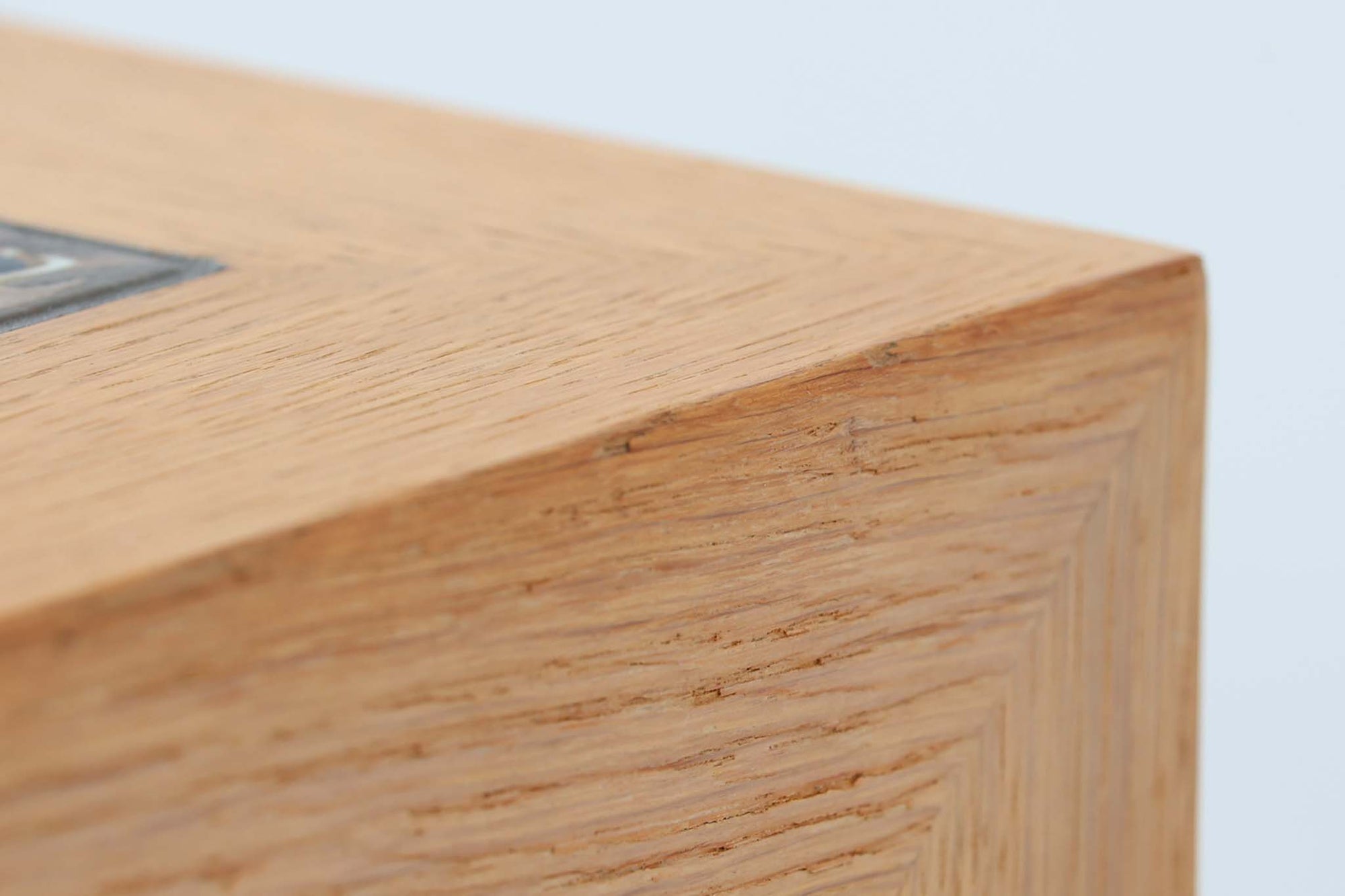 デンマークの家具デザイナー、Severin Hansen Jr.によってデザインされたビンテージのサイドテーブルです。製造はデンマークの名門家具メーカー「Haslev（ハスレヴ）」社。天板にはRoyal Copenhagen（ロイヤルコペンハーゲン）のアートタイルが贅沢にあしらわれています。タイルはNils Thorsson（ニルス・トーソン）が手掛けた人気の「BACA（バッカ）」シリーズ。象徴的なブルーとブラウンの色使いと、有機的かつ幾何学的なモチーフが印象的で、アートピースとしての存在感を放ちます。テーブル本体はオーク材を使用しており、Severin Hansen Jr.の特徴でもあるシャープなカットが施されたコーナーと、すっきりとしたテーパードレッグが、シンプルながら洗練された美しさを醸し出しています。ヴィンテージならではの深い味わいと、アート性・機能性を兼ね備えた一台。リビングやベッドサイドに、さりげなく上質な北欧デザインを取り入れてみてはいかがでしょうか。