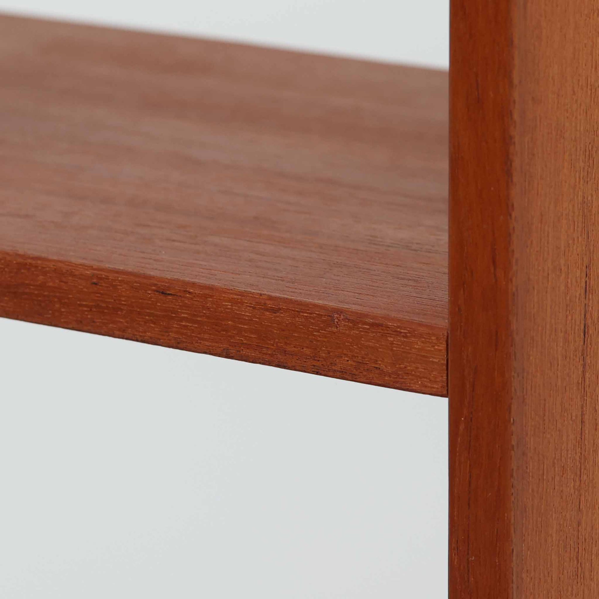 スウェーデンのBreox Mobler社製によるチーク材オープンシェルフで、幅85cmと使いやすいサイズ感の北欧ビンテージ家具です。上部は3段のオープン棚で書籍やオブジェを美しく飾ることができ、下部には鍵付き扉の収納スペースを備えており、実用性とデザイン性を兼ね備えています。直線的で軽やかなフレーム構造が北欧らしいシンプルな美を感じさせ、経年によるチーク材の深みある色合いがさらに存在感を高めています。リビングや書斎の収納兼ディスプレイとして最適な一台です。