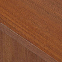 スウェーデンのBreox Mobler社製によるチーク材オープンシェルフで、幅85cmと使いやすいサイズ感の北欧ビンテージ家具です。上部は3段のオープン棚で書籍やオブジェを美しく飾ることができ、下部には鍵付き扉の収納スペースを備えており、実用性とデザイン性を兼ね備えています。直線的で軽やかなフレーム構造が北欧らしいシンプルな美を感じさせ、経年によるチーク材の深みある色合いがさらに存在感を高めています。リビングや書斎の収納兼ディスプレイとして最適な一台です。